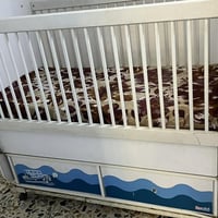 سرير اطفال • نظيف ١٠٠٪ • هزاز وثابت