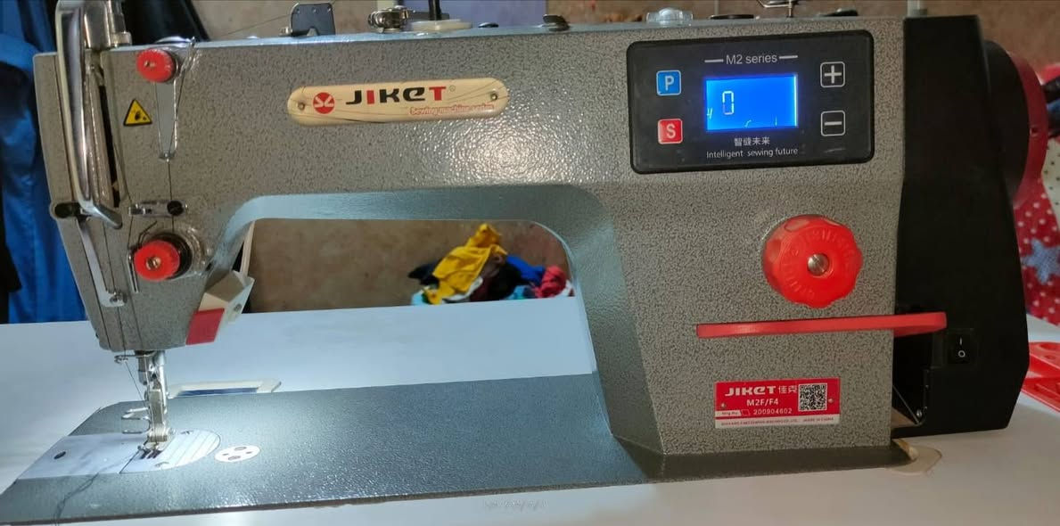 السلام عليكم
مكينة جاكيت f4 اصلي استيراد شركة البهادلي 
استعمال قليل جداً بدهن الشركة بعدها
لوحة تحكم لمس 
اضاءة led مدمجة
ماطور اقتصادي يشتغل ع المولد 
المكينة خرسة مابيها صوت عالي 
منظم طول الغرزة بكرة حمراء لتعديل المسافة بين الغرز
تحكم بموضع الابرة
تحكم بالسرعة لسهولة العمل للمبتدئين
نظام تزييت اوتوماتيكي لزيادة عمرها الافتراضي

السعر 325 وبيها مجال 

المكان مجمع الدور السكني 
الاتصال 
***********

