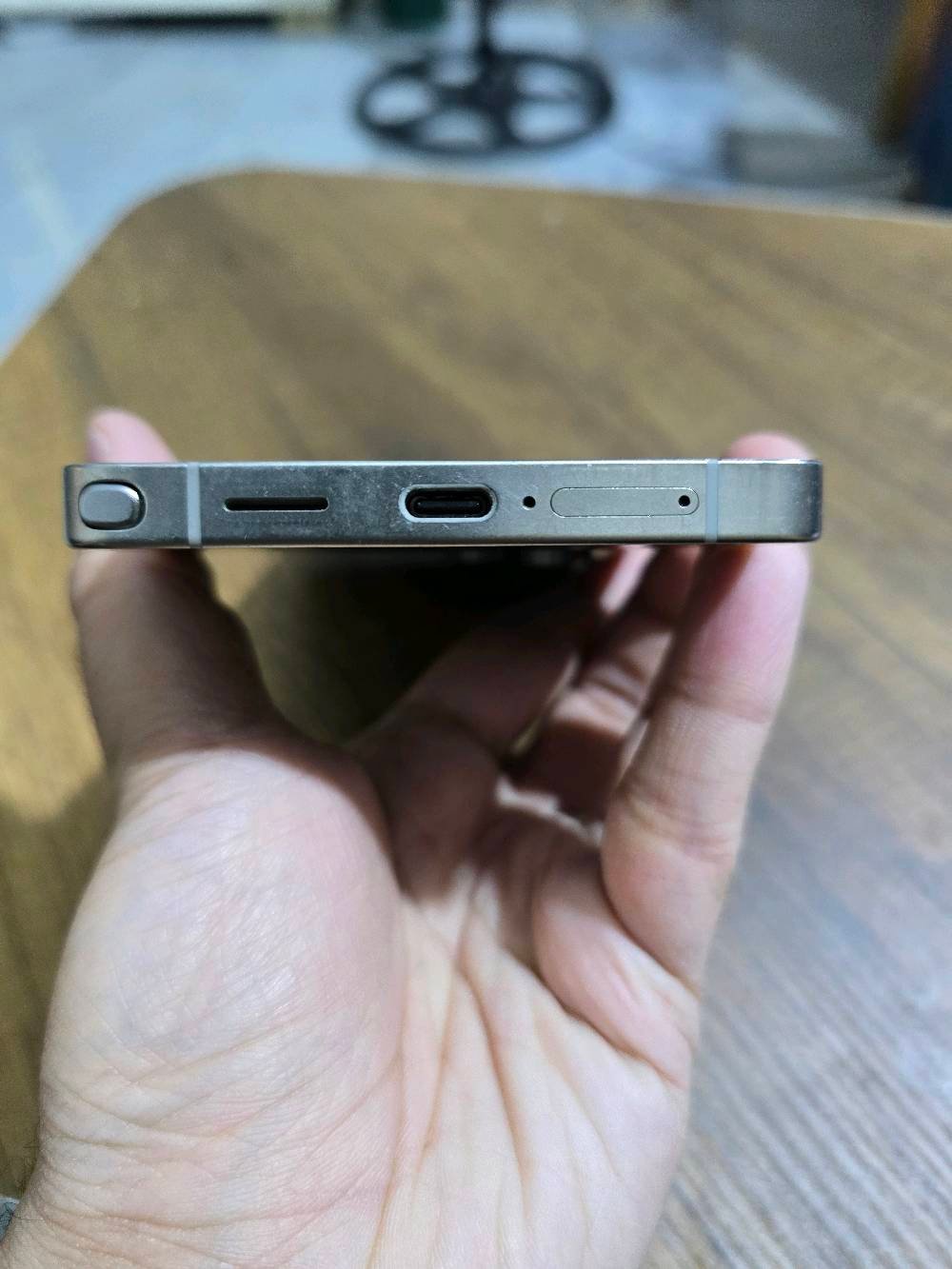 للبيع Samsung Galaxy S25 Ultra الجهاز نسخة 1 تيرا 
الجهاز نظيف جدا .. 
فقط الكسر بالزجاج الخلفي مثل ما موضح بالصور.. 
السعر قفل 1250 .. 
مكاني بغداد الدورة ..
او مراوس مع Z Fold 7 وادفع فرق 