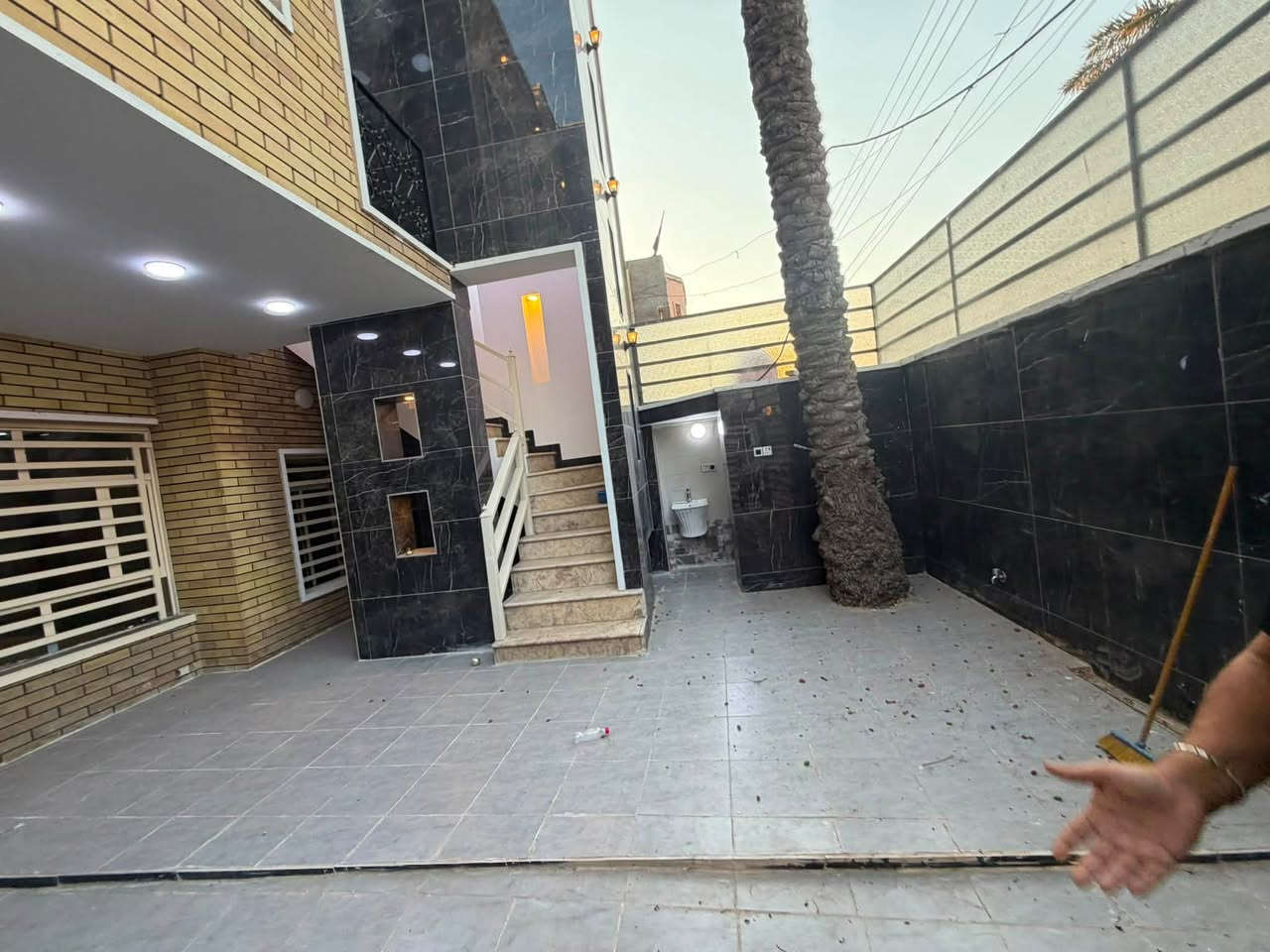 يا الله
دار للبيع في منطقة الشعب خلف النادي العربي قرب مطعم صلاح كبة
المساحة ١٧٠ متر
واجه ٨.٥ متر
ونزال ٢٠ متر
طابقين منفصلين بدرج خارجي من الكراج
يحتوي على كراج وصالة خطار ومطبخ وحولي جلسة ومطبخ حار بارد ومنور
و٥ غرف نوم وخدمات عدد ٣
للاستفسار/ مكتب الحضارة للوساطة العقارية
***********

