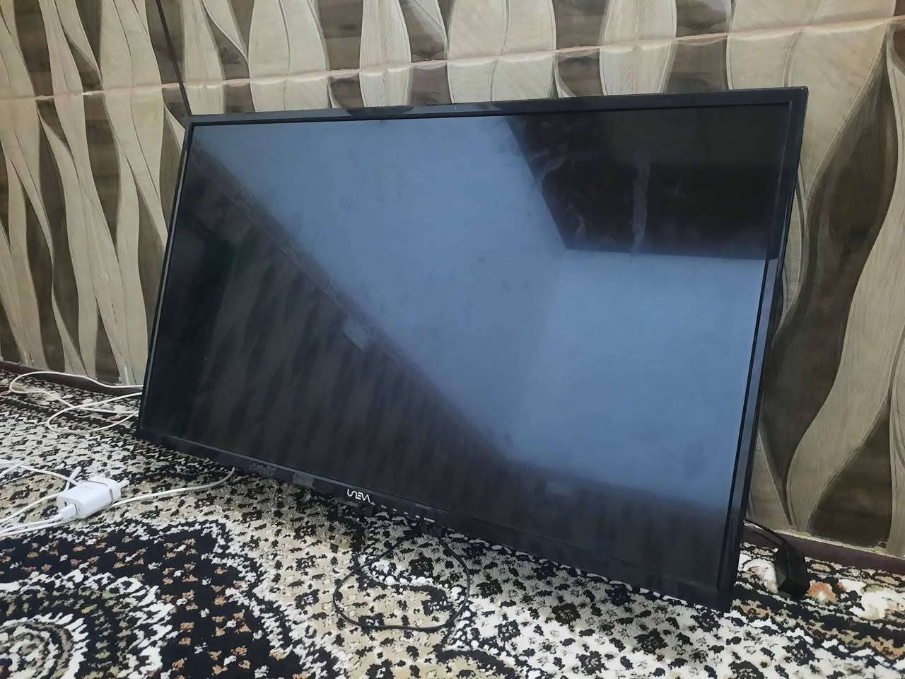 شاشة ٣٢ • نظيفة • سمود