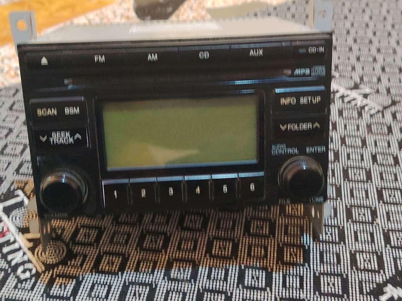 السلام عليكم : للبيع راديو هيونداي توسان اصلي وياه الفريم ماله
بيه CD و MP3 وراديو FM/AM
وبيه مدخل AUX و USB و iPod 
الفيش مالته بلادي يركب بدون اي تعديل
نظافة 100% وشغال كله
السعر 60 الف
للتواصل خاص
 او واتساب ***********
