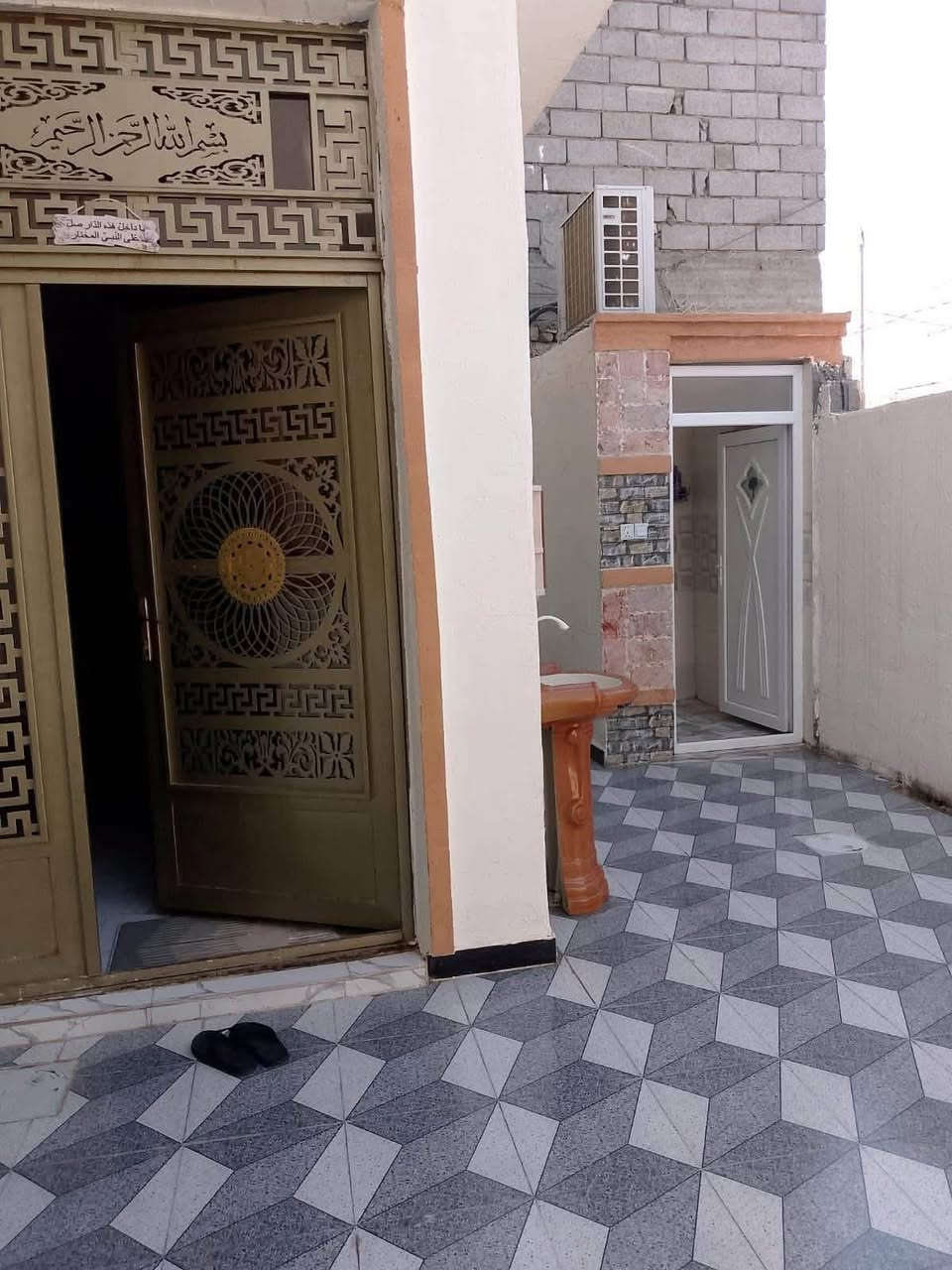 تسلسل: 1170
🏡 دار للبيع او مراوس بيت ثاني في الفلوجة حي الجولان الثانية قرب الطريق الحولي الجديد🏡
            
                     📢 على بركة الله 📢
📍طابو زراعي  سند باسمي
📍المساحة  = ١٥٠ م٢
📍الشارع: ٩م
📍بناء بلوك

🔷مشيدات الدار للطابق الاول
غرفة نوم واستقبال وصالة ومطبخ حار+بارد وحمامات+صحيات
🔷 الطابق الثاني
صالة وغرفتين نوم (الطابق الثاني نقص بياض)

🟨سعر البيع للعقار :  75 مليون دينار 

⚠️ شارع مسدود نهايتة يعني بس 3 بيوت  
هاتف *********** بي واتساب

