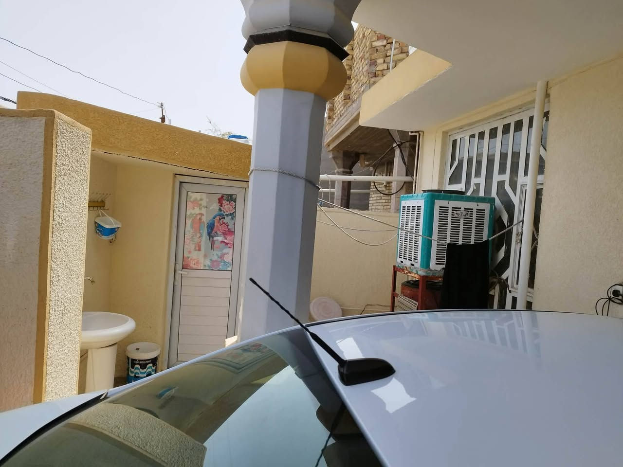 #للبيع_للييع 
بيت المساحه ١٥٠ وجهه ٧.٥ ونص والنزال ٢٠ بناء حديث البناء بلوك السقف صب الارضيه سيراميك  استقبال  ٦ × ٤ومطبخ٣×٤ وصاله ٧×٦وغرفه٦×٤ صحيات خارجيه و كراج سياره 
المكان حي العسكري  ال ٥ دونم الشارع رقم (7)
الاستفسار 
***********واتساب
***********
