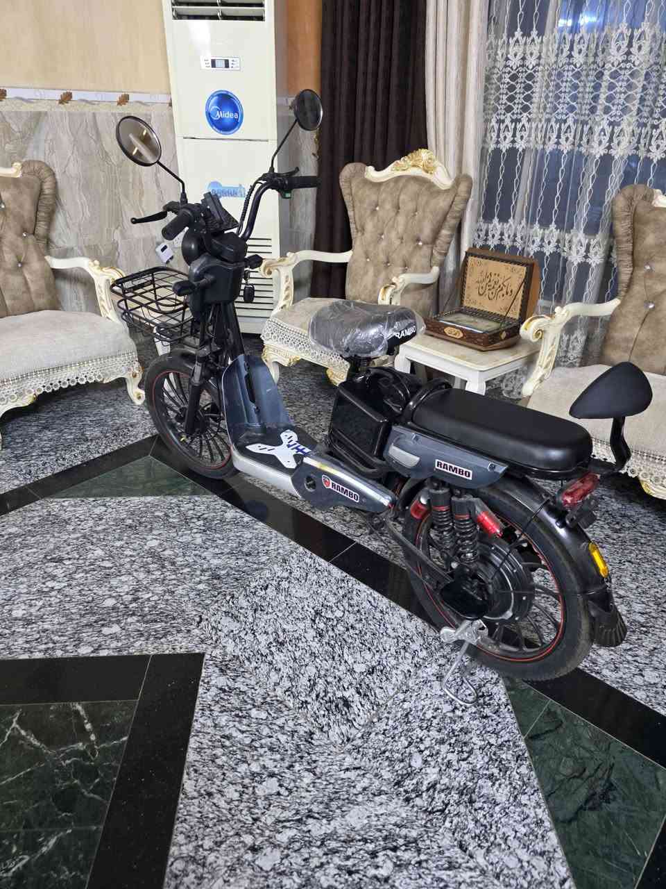 بغداد 
سلام عليكم دراجه شحن للبيع سرعه ٩٩ دراجه ما مشايه ولا واصله الشارع بعدها زيرو اخذتها بل كارتون اني شديتها سعرها ٦٠٠ قفل 
مكاني بغداد الراشديه 
رقم ***********
