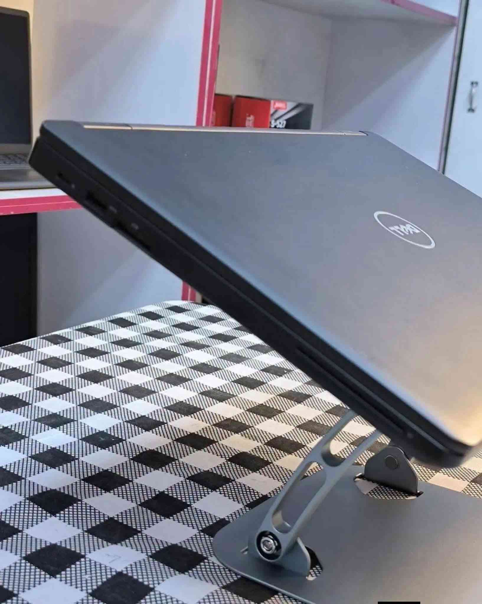 🔥 تريد لابتوب عملي بشاشة كبيرة، كرت شاشة منفصل، وبسعر اقتصادي؟

💻 Dell Latitude 5580 — Core i7 + NVIDIA GeForce MX930

⚜️ المواصفات:

⚜️ المعالج: Core i7 — الجيل السابع — فئة U
⚜️ الرام: 8 كيكا DDR4
⚜️ الهارد: 256 كيكا SSD M.2
⚜️ كرت الشاشة: NVIDIA GeForce MX930 — 2 كيكا
⚜️ حجم الشاشة: 15.6″

💻 مناسب لـ:
✅ برامج Office والمحاسبة والأعمال المكتبية
✅ الدراسة والتصفح والترويج والعمل على الإنترنت
✅ البرمجة
✅ Photoshop والتصميم الخفيف
✅ AutoCAD والأعمال الهندسية الخفيفة
✅ تشغيل عدة برامج بشكل عملي

🎁 الهدايا والملحقات:
• حقيبة لابتوب
• ماوس
• ماوس باد

🛡️ الضمان:
• ضمان استبدال 7 أيام

🚚 التوصيل: متوفر إلى جميع محافظات العراق

📩 للطلب والاستفسار: 
***********

💰 السعر: 350,000 دينار عراقي
