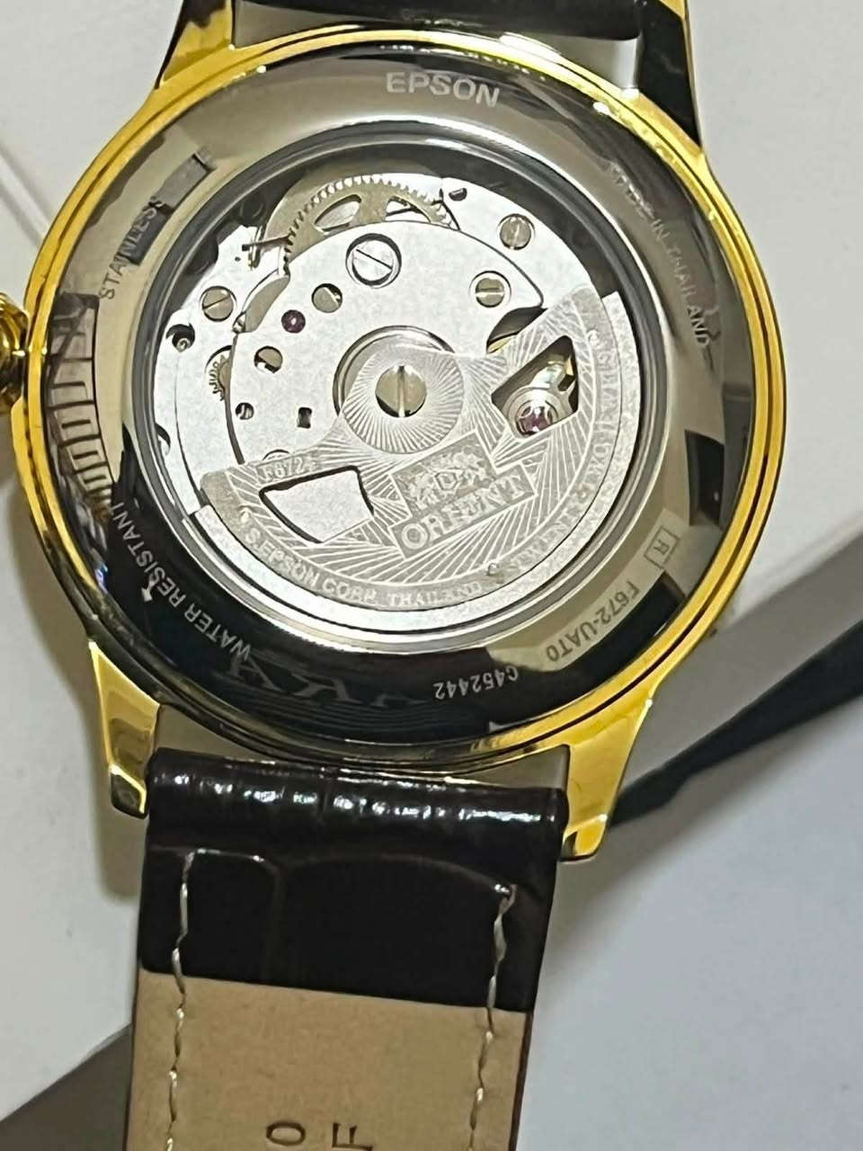 الفخامة اليابانية والتصميم الكلاسيكي الأصيل في قطعة واحدة ⌚✨
إذا كنت تبحث عن التوازن المثالي بين الأناقة الراقية والعملية الجذابة، فإن ساعة Orient الكلاسيكية هي اختيارك المثالي.
 تصميم راقٍ: ميناء أبيض ناصع بإطار ذهبي أنيق يعكس الذوق الفاخر.
 راحة وأناقة: حزام جلدي فاخر بنقشة التمساح باللون البني الكلاسيكي، ليضمن لك الراحة طوال اليوم.
 دقة يابانية: جودة وصناعة متقنة تدوم طويلاً وتناسب كافة المناسبات الرسمية واليومية.
 علبة فاخرة: تأتي في علبتها الأصلية الفخمة، مما يجعلها هدية مثالية لمن تحب.
✨ اجعل إطلالتك تكتمل بالتفاصيل التي تصنع الفارق.
📩 للطلب أو الاستفسار: ***********
