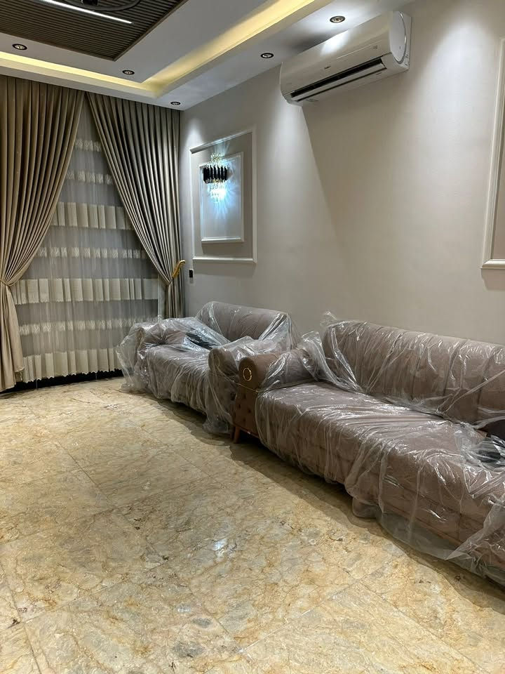 بيت للبيع في بغداد – الدورة
📍 الموقع: الدورة – خلف كلية الهادي
📐 المساحة: 100 متر
🏢 3 طوابق
🛏️ 5 غرف نوم
🚿 4 حمامات
🛋️ مؤثث بالكامل وجاهز للسكن

✨ مناسب للسكن أو الاستثمار التجاري
✨ موقع مميز وقريب من الخدمات

📱 للاستفسار والتواصل عبر واتساب فقط:
***********
