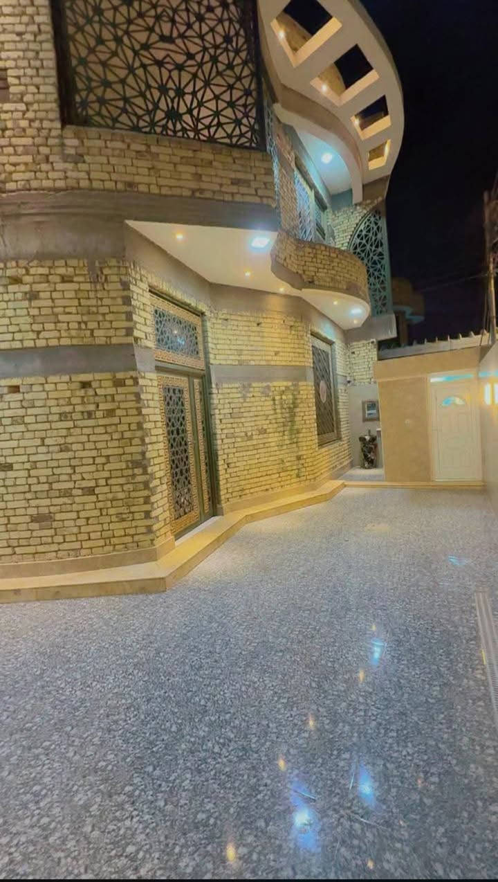 السلام عليكم وأسعد الله أوقاتكم 

يتوفر لدينا دار سكن للبيع  

مساحه 400 م 

بناء درجة اولى 
بناء طابوك 

#طابو ملك صرف زراعي عراقي وكاله ونسخه من الطابو  ولملاك موجود حي يرزق

مساحة البناء 280م
 
يحتوي البيت على 
غرف نوم عدد 2
ديوان 10 في 5
مطبخ بارد
مطبخ حار
صاله 
صحيات داخلي وخارجي
الطابق الثاني 
يحتوي على 
غرف نوم عدد 4 نضام سويد 
صاله 
كراج سياره 
وحديقه مرتبه 
 البيت بي مساحه ترك خلف البيت
 كلشي  منطقه هدوئ ومتوفر بيها جميع  
 الخدمات ماء كهرباء مدارس قريبه 
البيت فارق وجاهز للسكن 
البيت يقع على شارع 10م  اناره الشارع كله

#العنوان : بصره 
أم النعاج مقابيل حي بغداد 
قريب على شارع صناعيه حمدان 
مسافه 300 م عن شارع الصناعية 
( السعر 315 مع الاثاث وبي مجال    )
☎️((***********))☎️

🏠 مكتب عقارات الرحمة 🏠

تريد تبيع؟ تريد تشتري؟ إحنا بالخدمة 🌹

🔹 بيع وشراء قطع الأراضي
🔹 بيع وشراء الدور السكنية
🔹 المقاولات العامة
🔹 نساعدك تلقى العقار المناسب وبالسعر اللي يناسبك

📍 البصرة وأطرافها
📞 ***********
أخوكم محمد الشريفي 

مكتب عقارات الرحمة
🤝 شغلتنا نسهّلها عليك، وثقتك غالية علينا ❤️
