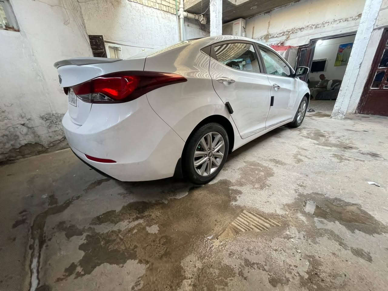 السلام عليكم ELANTRA 
2015 خليجي فول 1/1
محرك 2000 دوش مكفول بدون فتح  
ماشية 104 الف km 
 مي أخضر منضومة تبريد كلة جديد حت الفريز  جديد  تجي تلكا مو جديد  متاخذ السيارة  سفاري كاعية جدد  وياها كاعيات الشركة كاربت  وكتلوك الشركة 
رقمي : ***********
مكاني : بغداد حي اور 
السعر :116  وبيها مجال 
1_ ملاحضة : السيارة باسمي شخصيا رقم انكليزي مصفر غرامات 
مكفولة من ضربة وتبديل وصبغ  
بارد بسيط فقط 
2_ ملاحضة : منضومة زنون ضمان سنة
