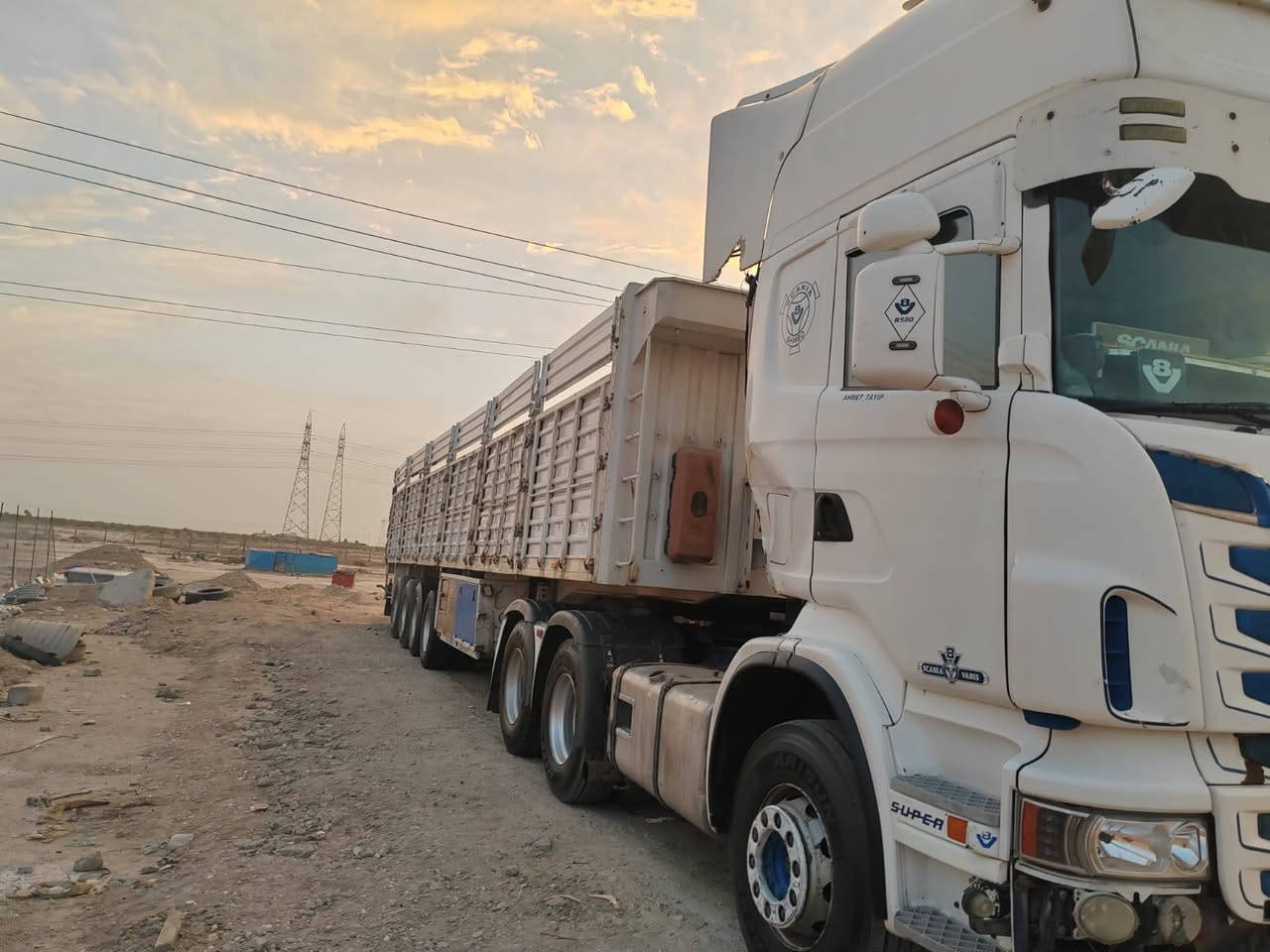 السلام عليكم 
للبيع سكانية  موديل 2006  مكينة V8. 580
گير 3*3 سحال خلفي السيارة جاهزة للعمل 
مربوطة رأس وعربانة مرسمة رقم دهوك أنگليزي
رتايدر +تخم تاير +تبريد +ثلاجة 
مكان السيارة البصرة 
إلاستفسار
***********
***********
