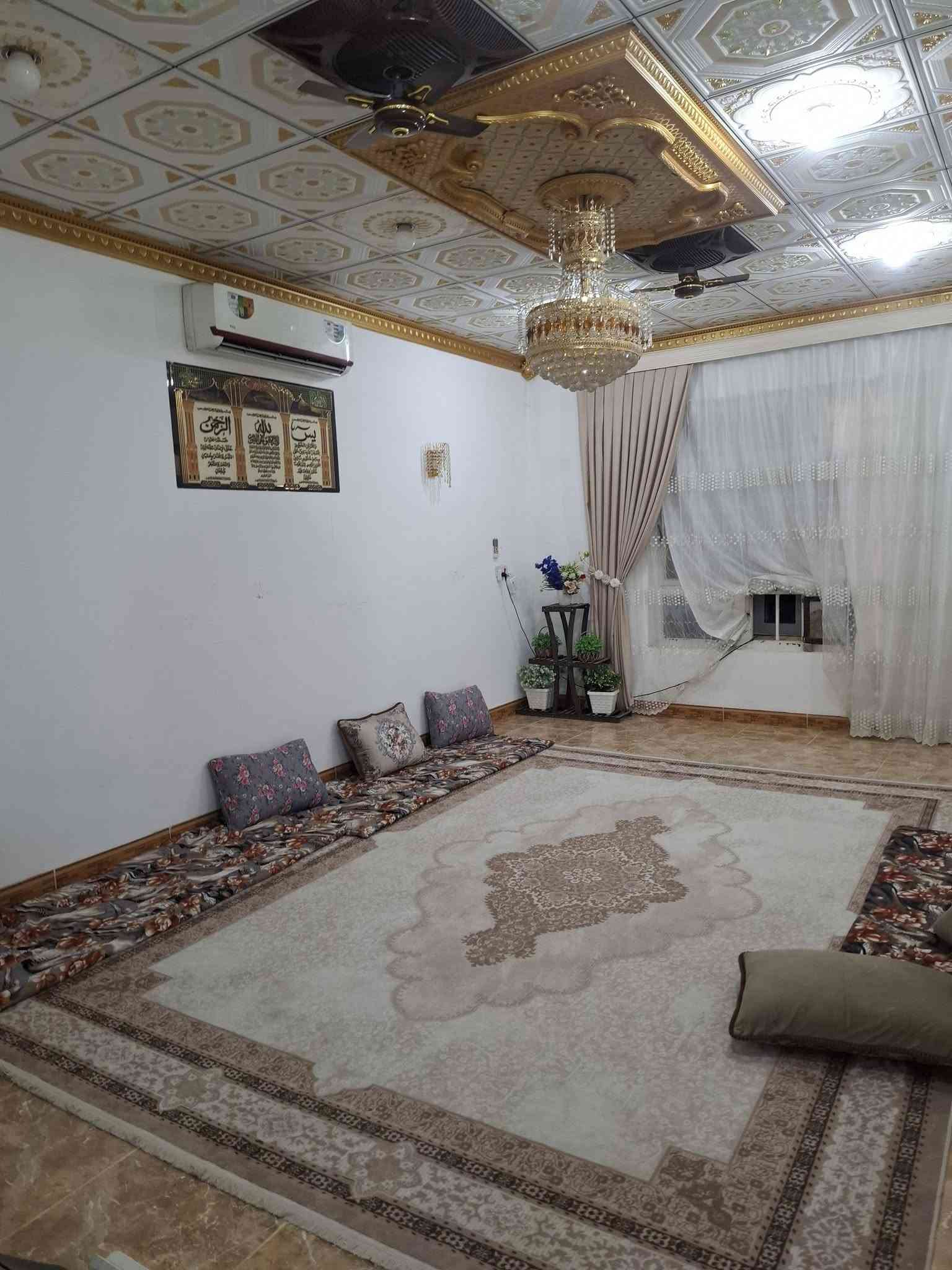 السلام عليكم بيت للبيع في ملاعزيز مساحته ١٦٠ متر بدايه ملاعزيز اول فرغ طابقين فول مواصفات الطابق الاول يتكون من غرفه نوم واستقبال وهول داخلي مطبخ بارد ومطبخ حار والطابق الثاني يتكون من غرفتين سعره 43 وبي مجال للاستفسار اكثر الاتصال بالرقم  ***********
