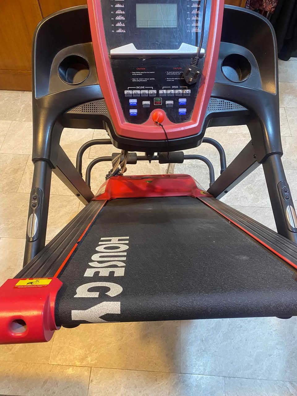 جهاز جري (تريدميل) ماركة House Gym بحالة ممتازة جداً للبيع في بغدادتفاصيل الجهاز:الماركة: House Gym (هاوس جيم) الغنية عن التعريف.النوع: متعدد الوظائف (يحتوي على جهاز مساج شغال وكفاءة عالية).المواصفات: دبل ماطور (يحتوي على خاصية الميلان الجبلي الأوتوماتيكي Incline والتحكم بالسرعات من الشاشة واليد).التحمل: يتحمل أوزان عالية (تصل إلى 130-140 كغم).الحالة: نظيف جداً بحالة شبه جديدة، الشاشة سليمة 100%، والحزام والماطور يعملان بنعومة وبدون أي أصوات أو مشاكل.الموقع: بغداد كراده داخل .السعر: 350 الف بي مجال بسيط متواجد واتساب ***********
