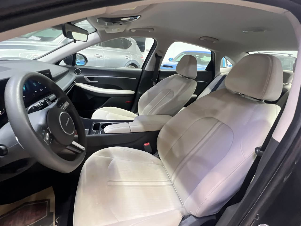 من صالة عرض شركة جميرا
Hyundai Sonata 2024 
هونداي سوناتا 2024 
بدون ايرباك جاملغ ايمن مبدل نفس اللون 
ماشيه 13 mile 
داخل ابيض بدون رقم تترقم المحافطة الي تعجبك 
للأستفسار م. أمير جميرا 
***********
