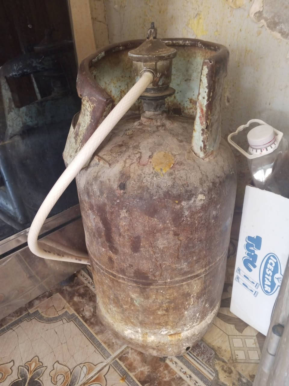 طباخ وقنية غاز وميز يلازمه ثنين احمر واصفر  للبيع الخاص مفتوح ‏‪***********
