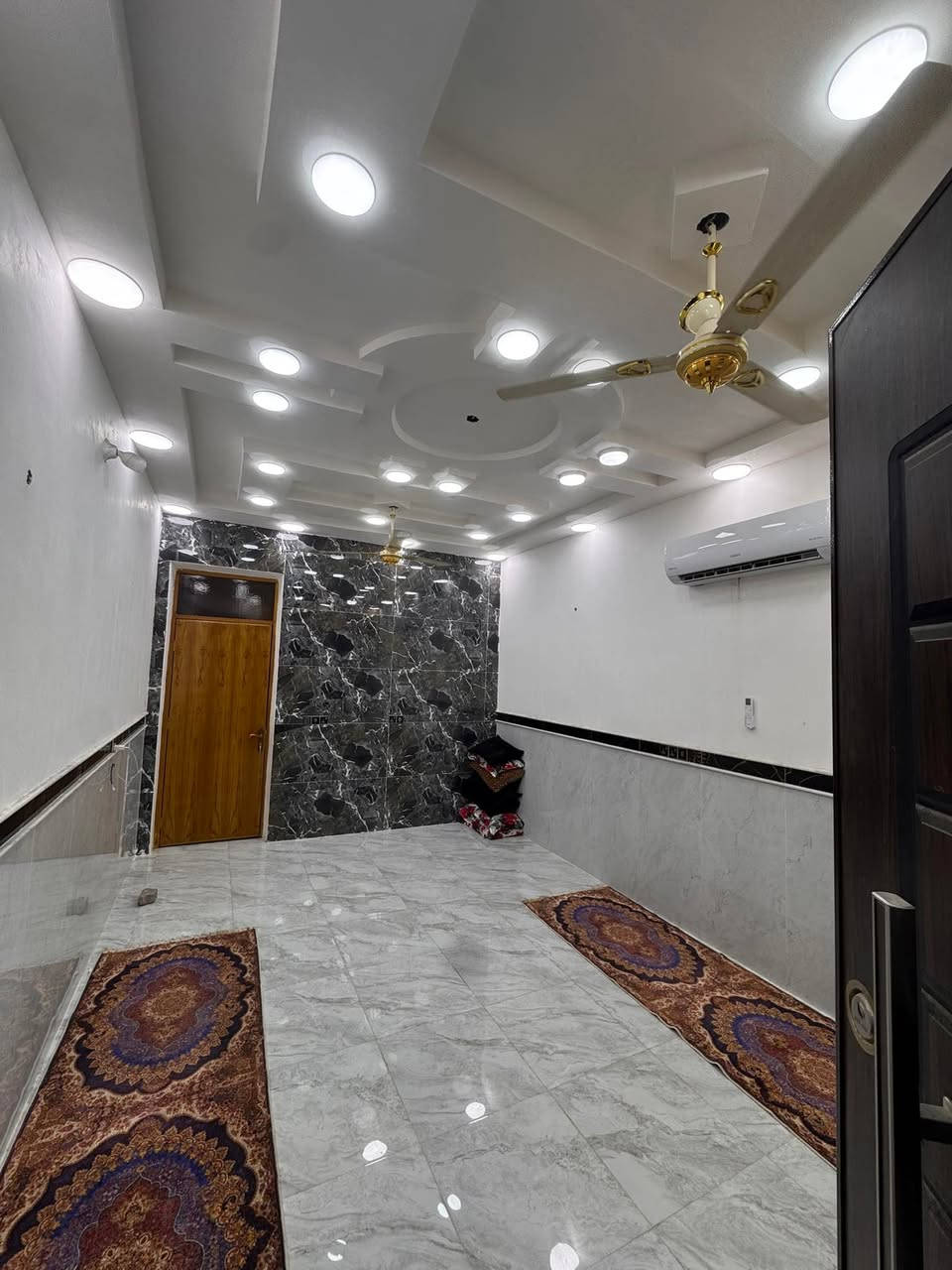 السلام عليكم يوجد بيت للبيع في اللطيفيه حي الخضراء قريب على الشارع العام المساحه ١٥٠ م بناء حديث 
الاستفسار 
***********
***********

