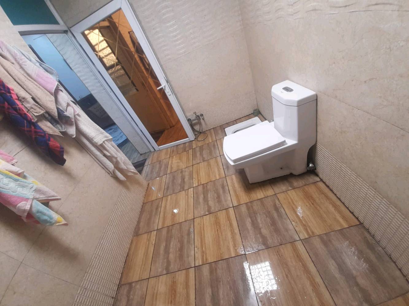 بيت للبيع نقد او بالتقسيط
طابو صرف
بغداد/المحموديه/ حي الشهداء 
المساحه١٣٧ ونص
الواجهه ١٠ متر النزال ١٤ تقريبا
مدخلين، وطابقين
  الطابق الاولل   صاله كبيره ومطبخ وغرفه 
وحولي( هول)
ومنور وحمام مشترك داخلي وحمام مشترك خارجي 
كامل
الطابق الثاني محتاج بياض وكاشي وبوب داخليه يحتوي على ٣ غرف وحمام وحولي 
مجموع الغرف ٤ ومجموع الحمامات ٣ وهول وصاله ومطبخ ومنور السعر ١٤٠٠٠٠٠٠٠ (ميه واربعين مليون)
للتواصل(***********) بي واتساب