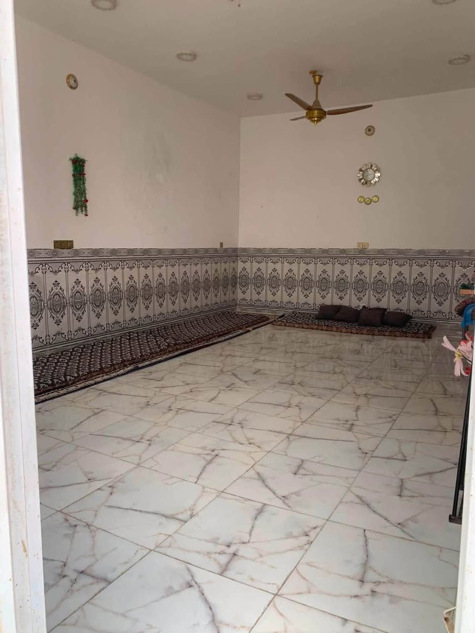 🏡 دار للبيع – موقع مميز المساحة: 250 م² طابو زراعي (سند 25) البناء: حديث، طابوق مع كونكريت مسلح، وسقف كونكريت مسلح للطابقين.
🔹 الموقع: المدحتية على ربيانه، في الفرع المقابل لوعد القصاب.
مواصفات الدار:
🏠 الطابق الأول: استقبال كبير و صالة واسعة مع مطبخ و غرفتان
🏠 الطابق الثاني: غرفتان صالة (قيد الإنشاء)
* صحيات داخلية وخارجية
✅ الخدمات متوفرة بالكامل: ماء و كهرباء و شارع صب
💰 السعر: 145 مليون دينار عراقي قابل للتفاوض.
📞 للاستفسار: ***********
