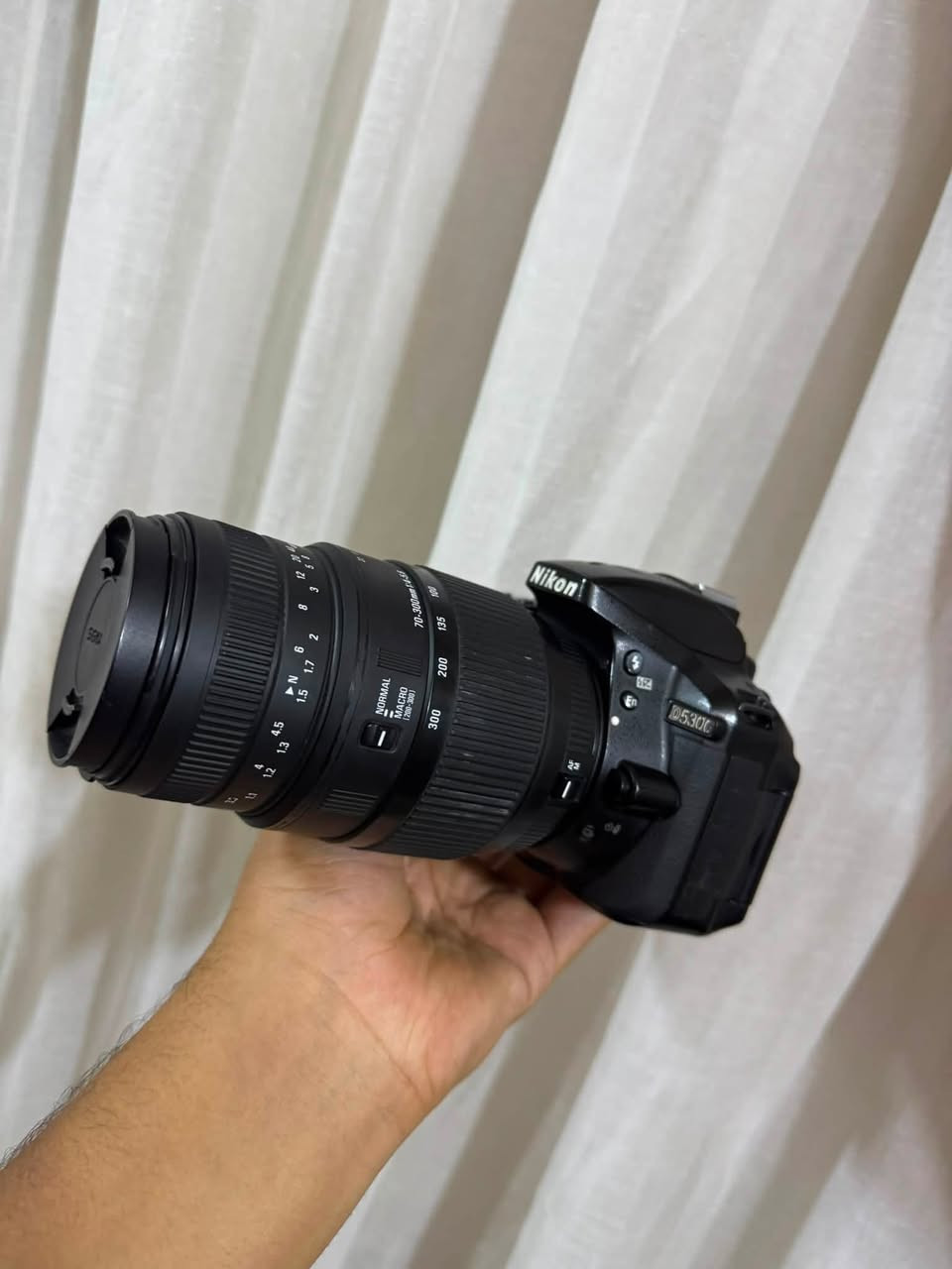 كامره نيكون d5300
عدسه 
55/18✅
عدسه 70/300✅
شاحنه✅
جنطه✅
بطاريا ✅
حزام✅
قبق عدسه ✅
كيبل شحن✅
النضافه 100:100✅
بغداد ***********
