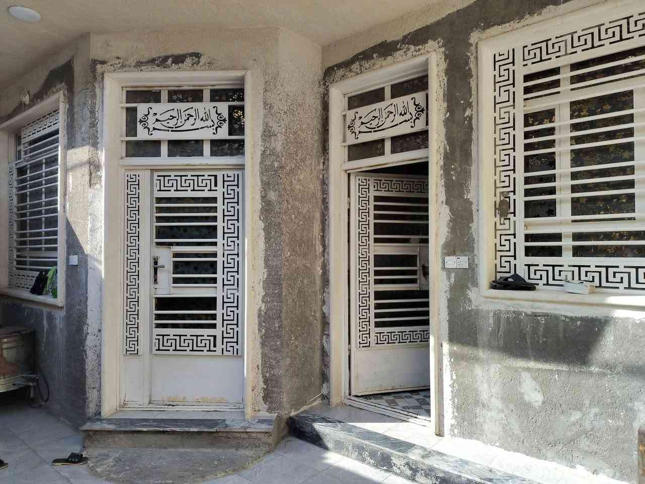 🏠 دار للبيع في مدينة الصدر -  🏠

الموقع: مدينةالصدر / قطاع 72 بالقرب من مدرسة النيرات
المساحة: 144متر مربع.

تفاصيل وتقسيم الدار:

🔹 الطابق الأول:

• كراج
 
. هول 

•استقبال 

• غرف عدد 2.

• مطبخ حار   ومطبخ بارد • 

• حمام 

🔹 الطابق الثاني:

• غرف عدد 2

•حمام

•حالة البناء ( بناء حديث/ 2019)

ملاحظة : مجموع الغرف الكلي (4)

📝 نوع السند: (طابو ملك صرف / 

للتواصل والاستفسار: ‭***********‬
