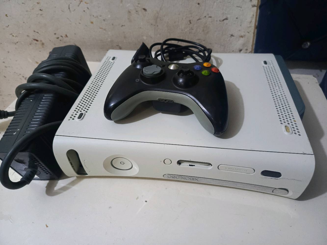 اكس بوكس360 نضيف وشغال مابيه اي خلل وبيه لعبات قويه وفوك200 لعبه ويا جوستك اصليه وكيبل شحن ومحولة تشغيل اصليه 
مكاني بغداد
