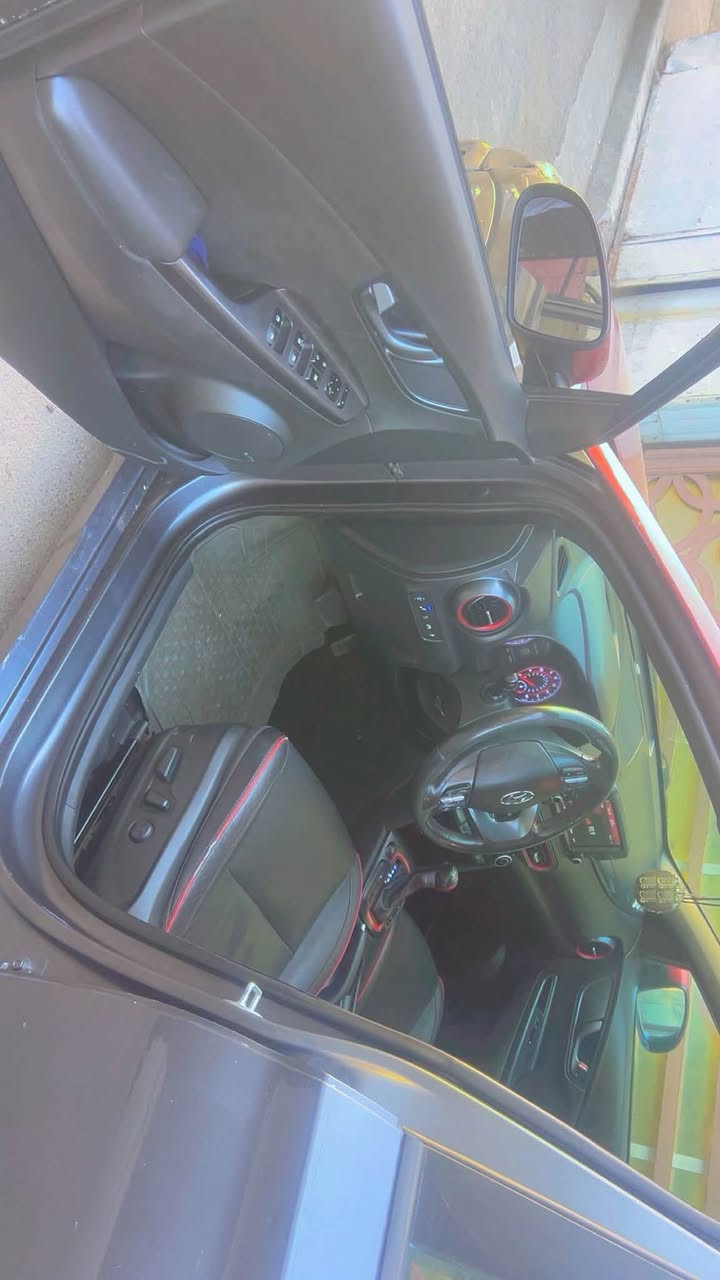 السلام عليكم  للبيع كونه 2019 فول 1/1
Hyundai Kona Iron Man Edition

* الموديل: 2019

* الفئة: Iron Man Edition

* المحرك: 1.6L T-GDI Turbo

* عدد السلندرات: 4 سلندر

* القير: 7 سرعات DCT دبل كلتش

* نظام الدفع: AWD دفع رباعي

* ويل حجم 18 إنچ Iron-Grip Dual Tone

* نظام الصوت: Infiniti Premium Audio

* السماعات: 8 سماعات

* الشاشة: 8 إنچ Touchscreen

* Apple CarPlay: موجود

* Android Auto: موجود

* الشحن اللاسلكي: موجود

* Head-Up Display HUD: موجود

* عدادات: شاشة LCD قياس 4.2 إنچ

* المقاعد Leather مع تطريز وتفاصيل Iron Man

* المقاعد الأمامية: تدفئة 

* الدخول والتشغيل Smart Key + Push Start

* نظام نزول المنحدرات: موجود

بسمي عنوان بغداد حي القاهره ***********

السعر ١١٣ وبيه مجال بسيط
