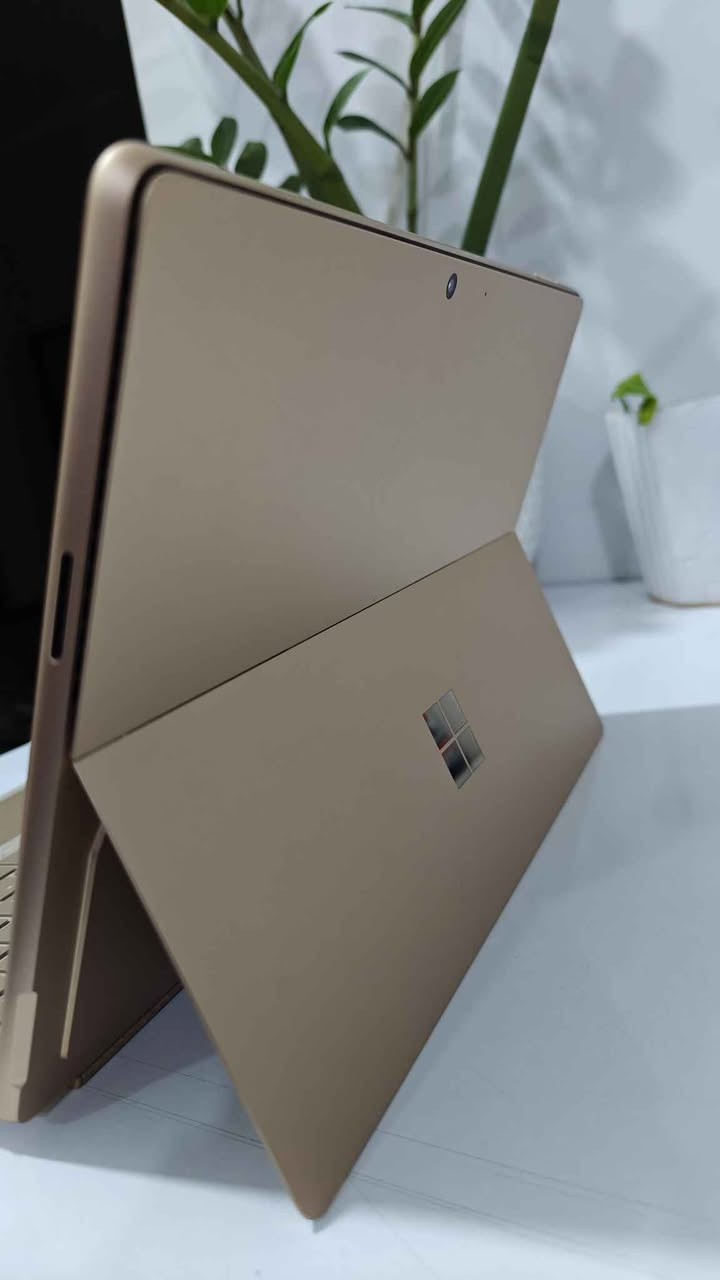 🌟 للبيع: أحدث جيل من سيرفس برو - Microsoft Surface Pro 11 (Copilot+ PC)

*اللون الذهبي المميز

* المعالج: Qualcomm Snapdragon X Plus بـ 10 أنوية، مع وحدة NPU للذكاء الاصطناعي (أداء فائق وسرعة استجابة).
* الذاكرة (RAM): سعة 16GB LPDDR5x لأداء سلس في تعدد المهام.
* التخزين: 512GB SSD (فائق السرعة وقابل للإزالة/التطوير).
* الشاشة: شاشة لمس PixelSense Flow مقاس 13 بوصة، دقة 2.8K (2880x1920)، بمعدل تحديث 120Hz لتجربة بصرية فائقة السلاسة.
* البطارية: عمر بطارية استثنائي يصل إلى 14-15 ساعة من الاستخدام المتواصل.
* الكاميرا: كاميرا أمامية بدقة 1440p (Quad HD) وكاميرا خلفية 10MP تدعم تصوير 4K.
* الاتصال: يدعم أحدث تقنيات Wi-Fi 7 ومنفذي USB-C (USB4).
* نظام التشغيل: Windows 11 Pro الأصلي.
* خاصية Face-ID 
* الحالة : نظيف جدا بدون بوكس
* البطارية 🔋: مشحون 4 مرات

السعر : 
1- الجهاز فقط 1،450،000
2- مع كيبورد اصلي 1،600،000
3- مع كيبورد و قلم اصليات 1،675،000

للتواصل والاستفسار: ***********

* ضمان اسبوعين

https://t.me/epic_store2
------------------------------
ملاحظة للمشتري: الجهاز مثالي للمهندسين، المبرمجين، والطلاب، خاصة مع سهولة فكه وتطوير قرص التخزين فيه. بغداد, العراق

