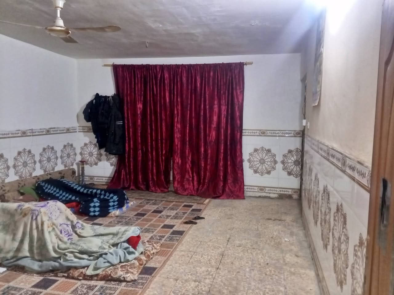 السلام عليكم عندي بيت في المحموديه باب الشمع مساحه البيت 200 الاستفسار على الرقم***********
