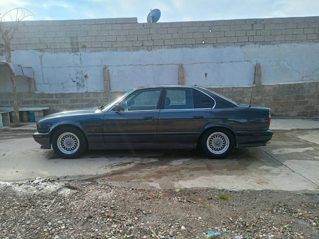 سلام عليكم  بيع سريع 50$مجال بسيط bmw موديل 1994 525 بيلادي توماتيك رقم دهوك جديد بسمي 
 سنوية الى/ 2030
 جمات كهربائي دابل برشوت
 تبريد مركزي ثالج
السيارة عام جملية 
شاشة ايباد 
بيها طربة خفيفا باب السايق من جوا خفيفة عنوان عقره *********** أربيل, العراق
