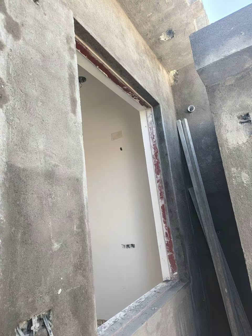 متفرغ خلفه لبخ جص وسمنت 
***********
