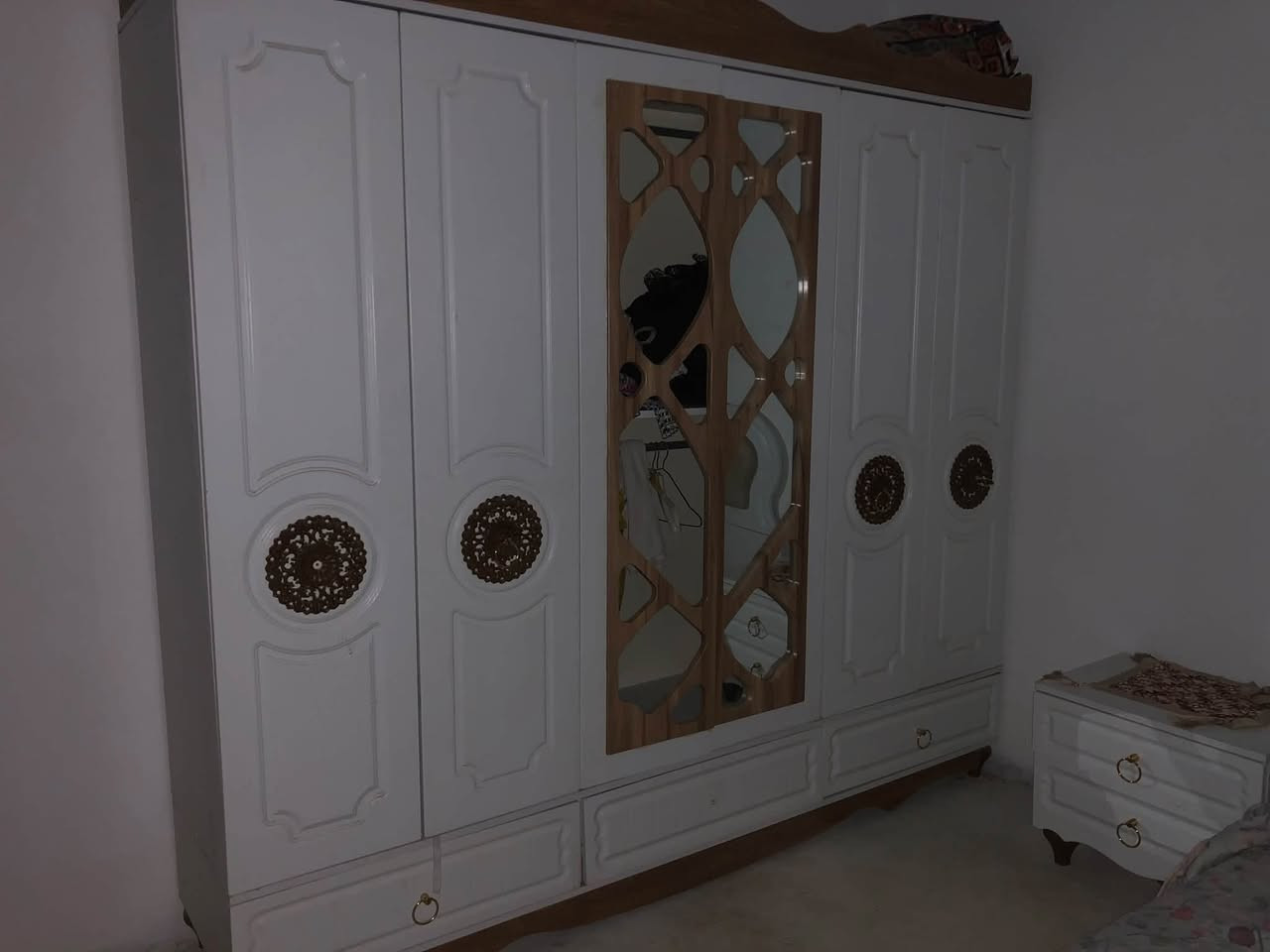 🛏️ غرفة نوم تركية كاملة للبيع

غرفة نوم تركية كاملة، لون أبيض وتصميم كلاسيكي، تتكون من:
 • سرير نفرين
 • كنتور ملابس كبير
 • تسريحة مع مرايا
 • كومدينتين
 • دروج 4 سحبات

الحالة: مستعملة، وتوجد ملاحظات بسيطة:
 • باب بالكنتور يحتاج تصليح.
 • إحدى الجامات مكسورة والثانية سليمة.

💰 السعر: 500,000 دينار عراقي قابل للتفاوض
📌 البيع كامل فقط، والمعاينة قبل الشراء.
📍 بغداد / ناحية الوحدة / قرب بسماية 
  *********** 📱
