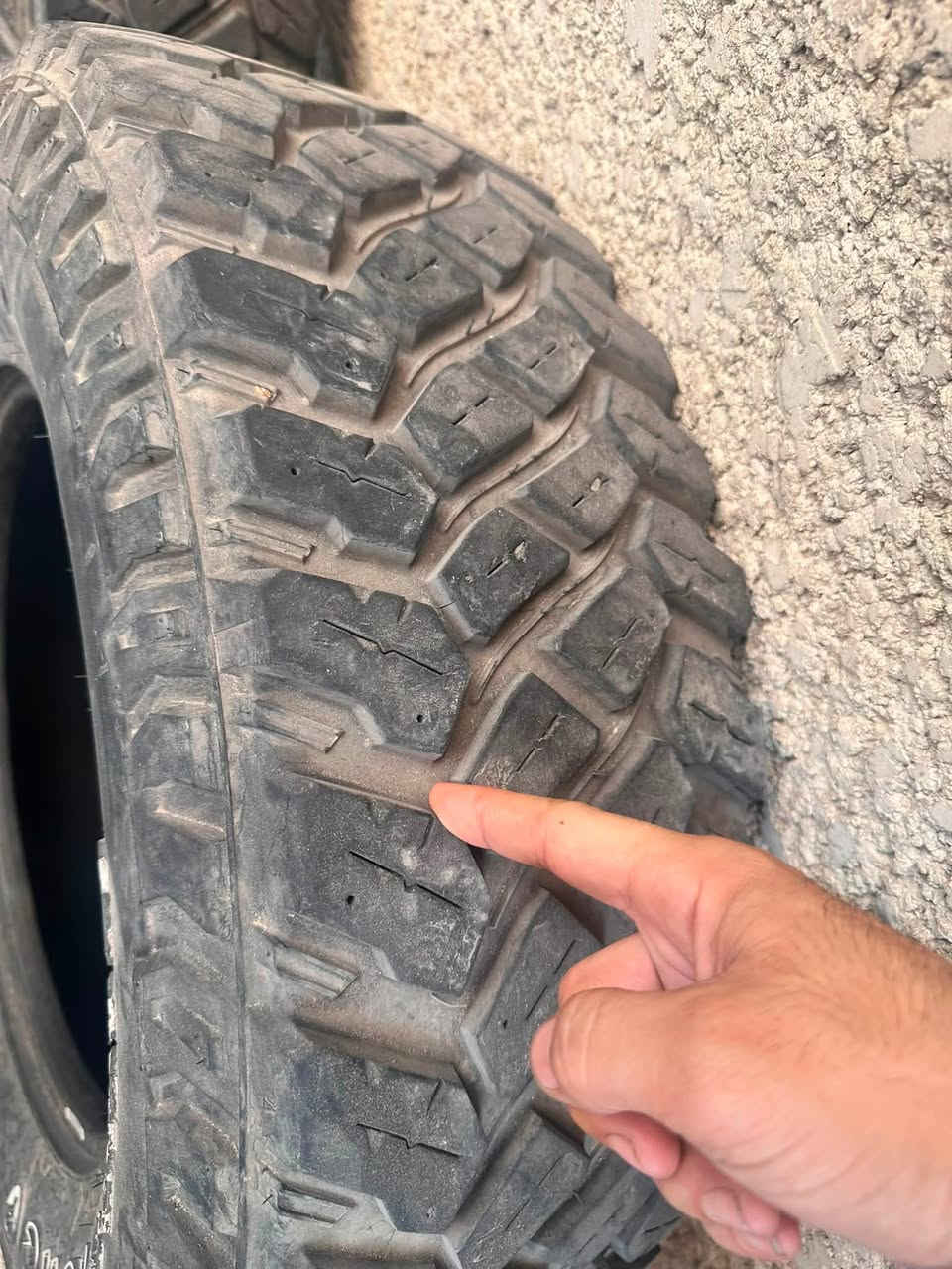 تخم تاير     Baja MTZ مناسب للطرق الوعره والثلوج فول جبلي. نضيف 17.255.75. يرفع السياره. 
سعر التخم 125 الف. مكاني بغداد البلديات 
***********
