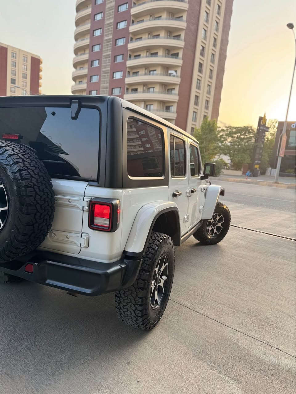 Jeep wrangler 2023 rubicon
سەیارەکە فول مواسەفاتی روبیکۆنە  
شاشە و کامێرا 
سیستەم ساوند 
قفلی ئەکسلەکان 
زۆر مواسەفاتی تر 
مەکینەی ٢٠ تۆڕبۆیە
حادیسەیەکی زۆر خەفیفی هەیە بەس دەعامیەکەیەتی 
ئێرباگ سوکان تەقیوەو دانراوەتەوە 
٢٠ هەزار ڕۆشتوە 
تەحویل وەکالە بە شەرت نرخ :٢٧٥
*********** السليمانية, العراق
