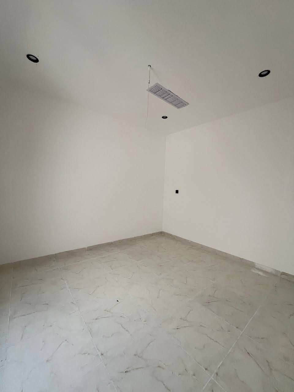 🔴عقار للبيع من :
🔴عروض مكتب (( العلاف لتجارة العقارات )) 🌟

🏠دار  للبيع مساحة 100 متر الواجهة 5 متر 

🛑طابقين بناء حديث ( Zero ) 🌀

1️⃣الطابق الاول : غرفة نوم + هول + استقبال + مطبخ كراج + صحيات 🚾

2️⃣الطابق الثاني : ثلاثة غرف نوم + هول + بلكونة +  سطح + مخزن + صحيات 🚾

📄سند سكني ملك صرف / شرط القرآر التمليك والتحويل 

❌لانتعامل برفع سعر العقار عن سعرة الآصلي نجمع البايع بالمشتري مباشرتأ _ لا نوقف البيعة بخلاف عن الدالية

🛑موقع مميز جداً 💥

🔴سعر مناسب جداً 💥

🌍الموقع / حي الحدباء (( تقطيع موضفي البلدية أ )) 🏭

🔴يقع على شارع 12 متر تبليط ♻️

للاستفسار 

⏮️مراجعة مكتب العلاف لتجارة العقارات 🌟

أو الاتصال 

☎️ أسيا ***********

أو

 ☎️ كورك ***********

⏪️مع العلاف للعقار استثمارك في آمان ⭐️

🌐عنوان المكتب / الموصل _ حي الزراعي قرب جسر السويس 🔥

📌نستقبل عقاراتكم وطلباتكم العقارية .
