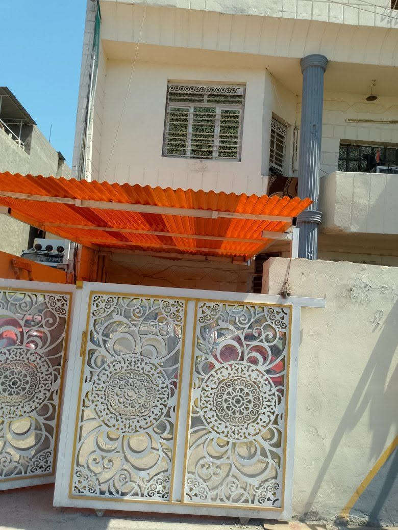 بسم الله الرحمن الرحيم السلام عليكم للبيع دار نضيف من ثلاث طوابق في شارع المضخة قرب جامع محمد رسول الله ١٥٠ متر الواجهة ٧:٥٠. متر كل طابق يحتوي على غرف ومطبخ وحمام بناء نضيف 
***********
