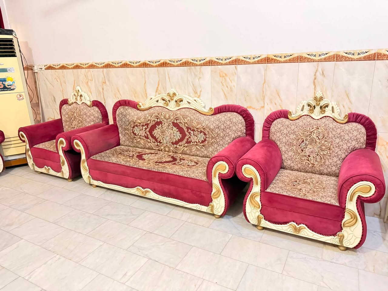 🛋️ تخم قنفات ملكي (نجارة) للبيع
نظيف مناسب للصالات والمجالس الكبيرة:
 * النوع: ملكي نجارة
 * العدد: 11 مقعد
 * السعر: 800 ألف (وبي مجال بسيط للشراي الجاد)
 * الموقع: بابل - الحلة / حي المعلمين
 * للتواصل: متواجد واتساب على الرقم ***********
