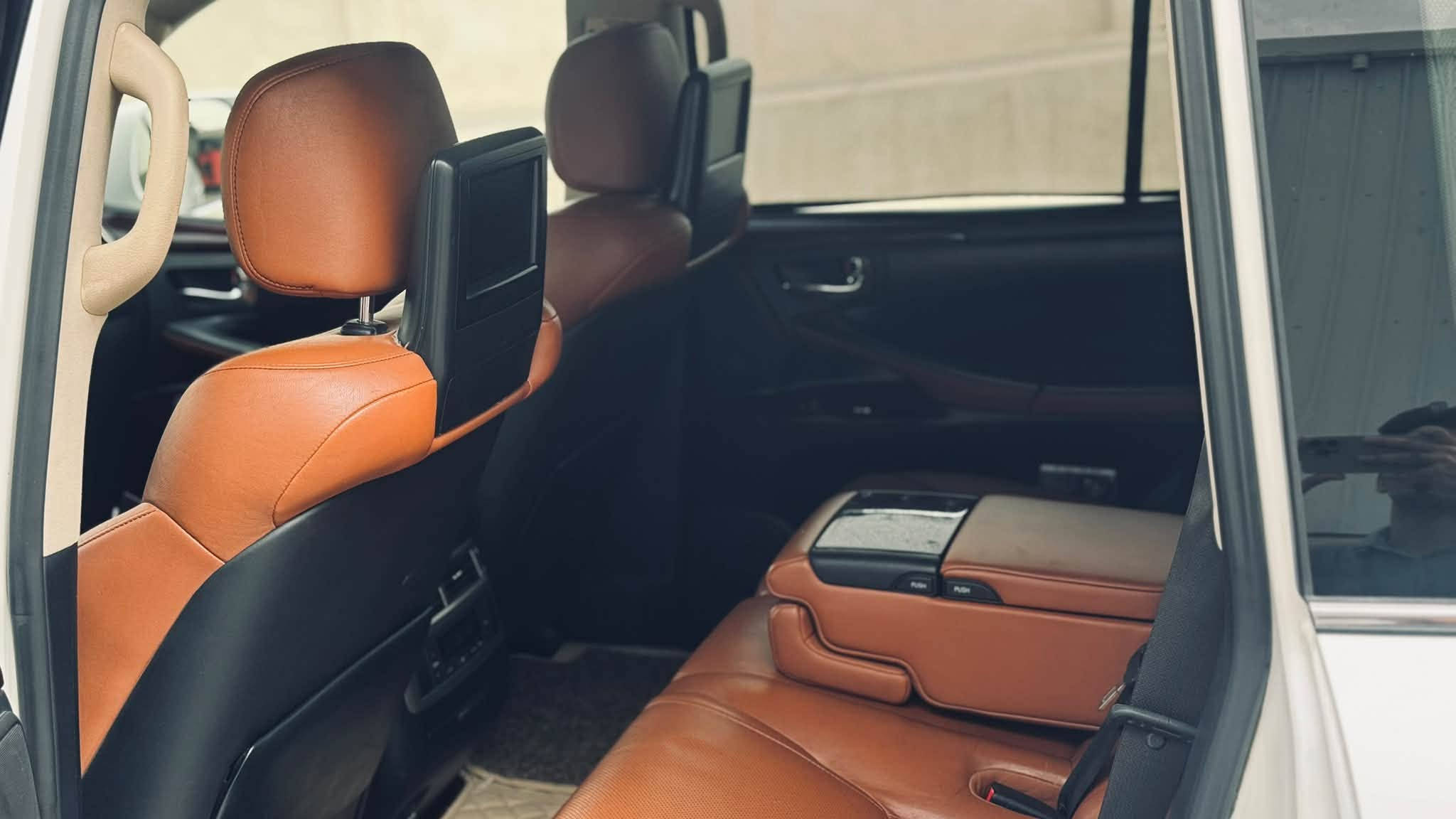 لكزز 2015
فول سيورت  LX570  S  
ماشيه  200 ألف  
محرك V8 سعة 5.7 لتر  
قوة 362 حصان  
كير  أوتوماتيك 8 سرعات  
خزان وقود كبير مناسب للسفر  
فئة S سبورت:
كت رياضي خارجي  
شبك وصدامات مميزة 
جلد فاخر تبريد وتسخين أمامي وخلفي  
تحكم كهربائي للمقاعد + ذاكرة  
فتحة سقف  
ثلاجة Cool Box  
شاشة كبيرة + شاشات خلفية  
نظام صوتي فاخر  
كاميرات 360  
حساسات أمامية وخلفية  
تشغيل بصمة ودخول ذكي  
أنظمة الأمان:
مانع انزلاق  
المحافظة على المسار  
مثبت سرعة ذكي  
وسائد هوائية متعددة  
السيارة نظيفة جداً وجاهزة للفحص  
رقم راعيها
***********
