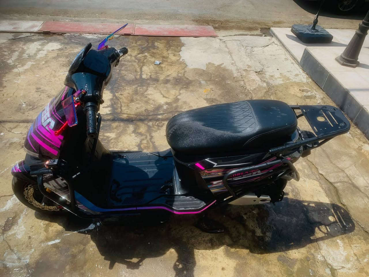 السلام عليكم شباب دراجه شحن MR كوري شكل رياضي تحتوي على 6
بطاريات اخو الجديد 
السعر 625 الف بيها مجال بصيط التواصل *********** العنوان موصل
