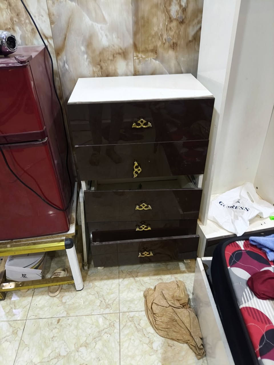 غرفه مستعمله يرادلها تعديل الجرارات والبيبان الغرفه بس جراراتها طايحه والسكك مال البيبان يرادلهن تصليح السعر ١٥٠ البصره الزبير 
الشراي يتصل ***********
