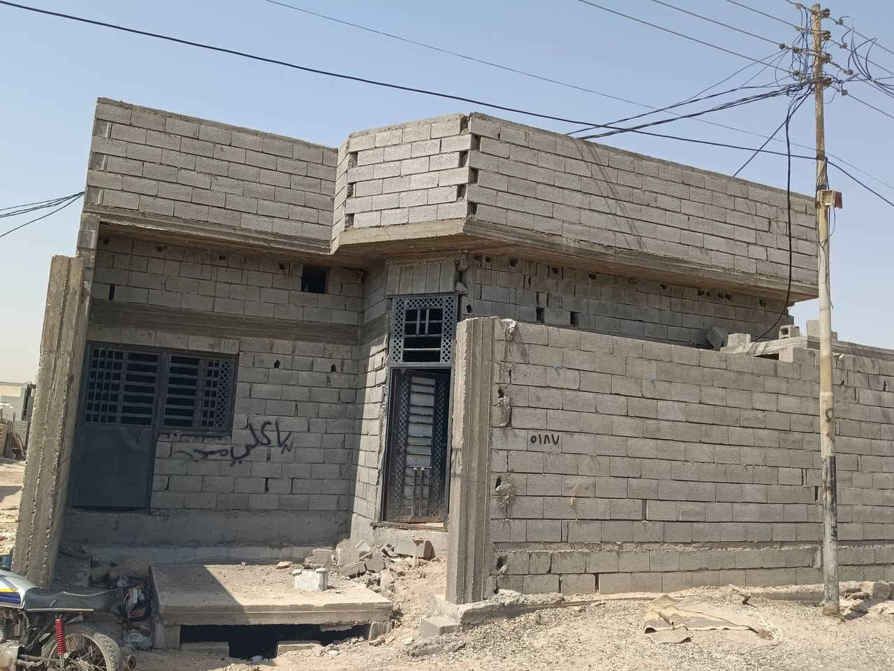 سلام عليكم يوجد هيكل كامل طابو سند 25 زراعي مساحته 200متر مكان ابوالخصيب طريق الصحراء يبعد عن الشارع المحكمه 250متر 
انطيك نسخه من الطابو ومكاتبه وكاله اسويلك سعره 75 وبيه مجال البيت يتكون من ديوان وغرفتين ومطبخ وصاله وصحيات داخليه وخارجيه 
رقم الهاتف ***********
