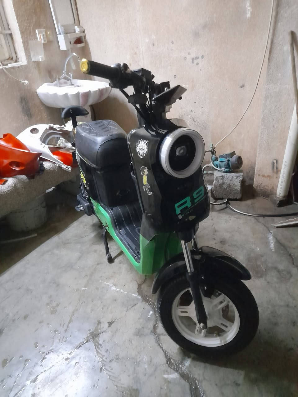 دراجه  شحن نضيف مستخدم قليل  فول R9 فول موصفات بي نضام بك  و تشغيل عن بعد  و كهربائيات ماله شغال كامل 5 بطاريات و بي 4 نمر  دراجه اخو جديد سعر خاص او رقم للتوصل ***********
