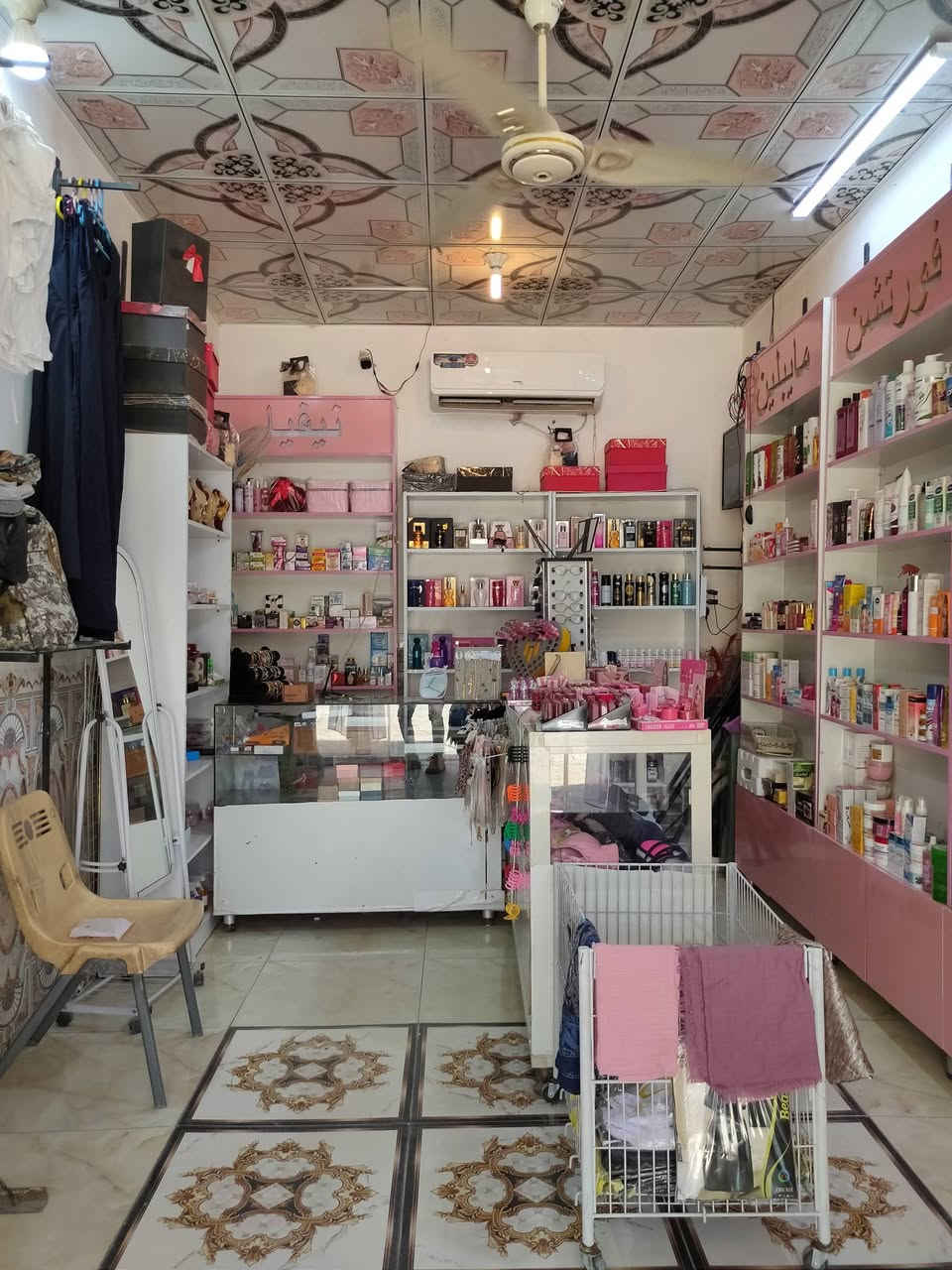 سلام عليكم كوزمتك للبيع مجهز كامل مع الكامرات والسبلت والسقيفه الخارجيه والباب وملحقاته ايجار المحل 250 الف عنوان محل شبانات قرب شارع الشهيد سعر 8 وبي مجال للشراي واعتذر ما ابيع قسط نقد فقط سبب البيع اني طالب جامعه وطلع قبولي اقسام داخليه وماكو احد متفرغله المحل خير من الله ***********.    *********** اعتذر ما متواجد على نت اتصال فقط
