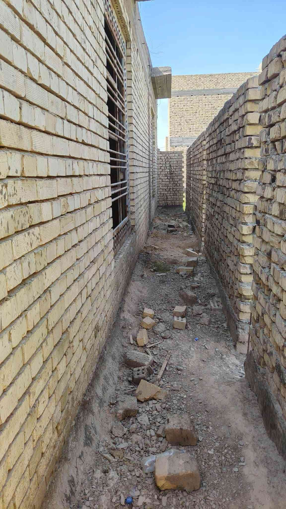 قع للبيع هيكل بسعر مناسب وموقع يجنن مقابل بنايه المرور يبعد 50عن سايدين 
​🏠 معلومات العقار الأساسية:🔈🔈***********
​نوع الملكية: طابو صرف.300م يصير بصفهه المتنزهه 
​الحالة الإنشائية:كونكريت ، أساس مدكوك مع رباط.
​السياج الخارجي: مبني بالكامل بالأعمدة (الدنك)، ومتبقي فقط إكمال الواجهة الأمامية.
​📍 الموقع:
​المحافظة: الديوانية - الدغارة.
​المنطقة: هور الجبور (مقابل بناية المرور).
​📐 التفاصيل والمساحات:
​البراني: 8.5 متر.
​الغرفة الأولى: 7 × 3.5 متر.
​الغرفة الثانية: 6 × 3.5 متر.
​الصالون: تصميم سداسي الشكل.
​المطبخ: 5 × 3.5 متر.
​المرافق الصحية: مجمع صحيات داخلي + مجمع صحيات خارجي
