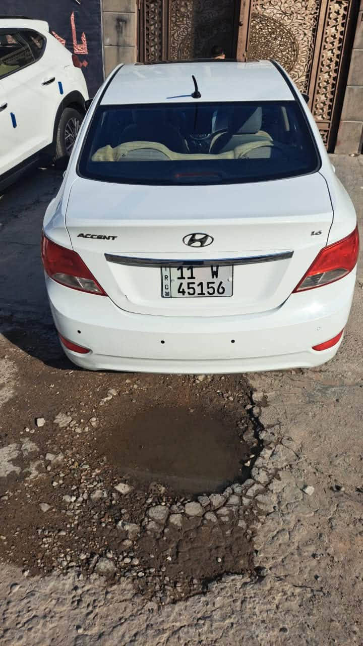 اكسنت موديل 16 رقم بغداد ب اسمي
محرك 1600 
فتحه 
شاشه 
كير ومحرك تخم تاير مكفول
سياره جاهزه من كل النواحي 
السعر 95$ وبي مجال 
***********
