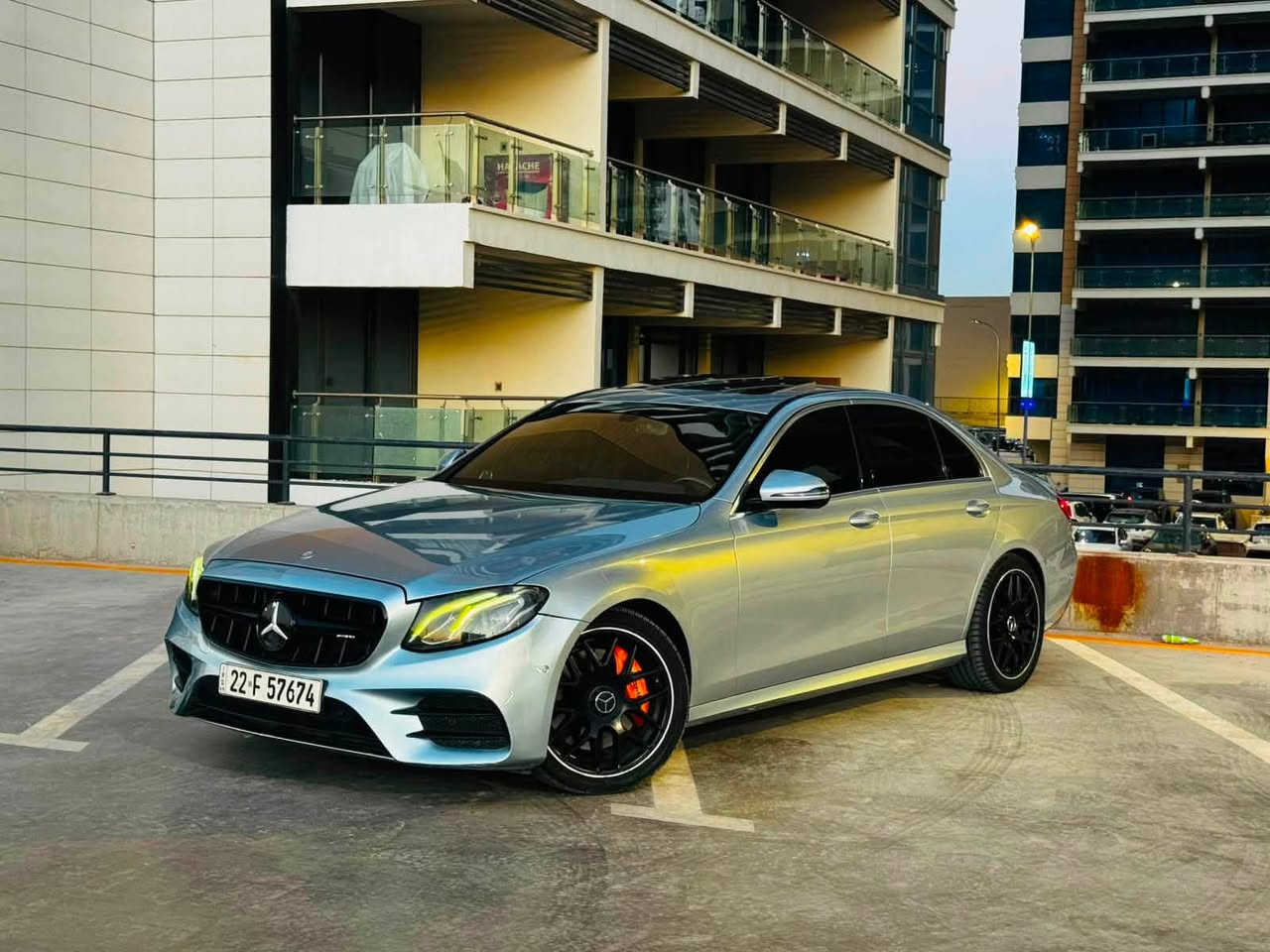 للبيع مارسدس E300 AMG
مع باج تظليل من دائرة مرور اربيل 

موديل 2018
فتحة سقف 
صندوق كهرباء 
لد متغير الوان 
كامره خلفيه
كشنات كهرباء تدفئه
كشنات جلد قرميدي
سماعات برو مستر 
شاحن لاسلكي 
اوتو بارك +اوتو هولد
5 انظمة قياده
شاشه حجم كبير 
رادار امامي +خلفي +جانبي 
لايت متحرك 
حساسات 360 درجه
نايت ادشن
ماشيه ٧٢ الف
صور الحادث ع الخاص
السياره جاهزه من كل النواحي ع ايد وحده 
صفر مسج
السعر 21800$ 
للاستفسار ***********
المكان مجمع بوابة العراق
