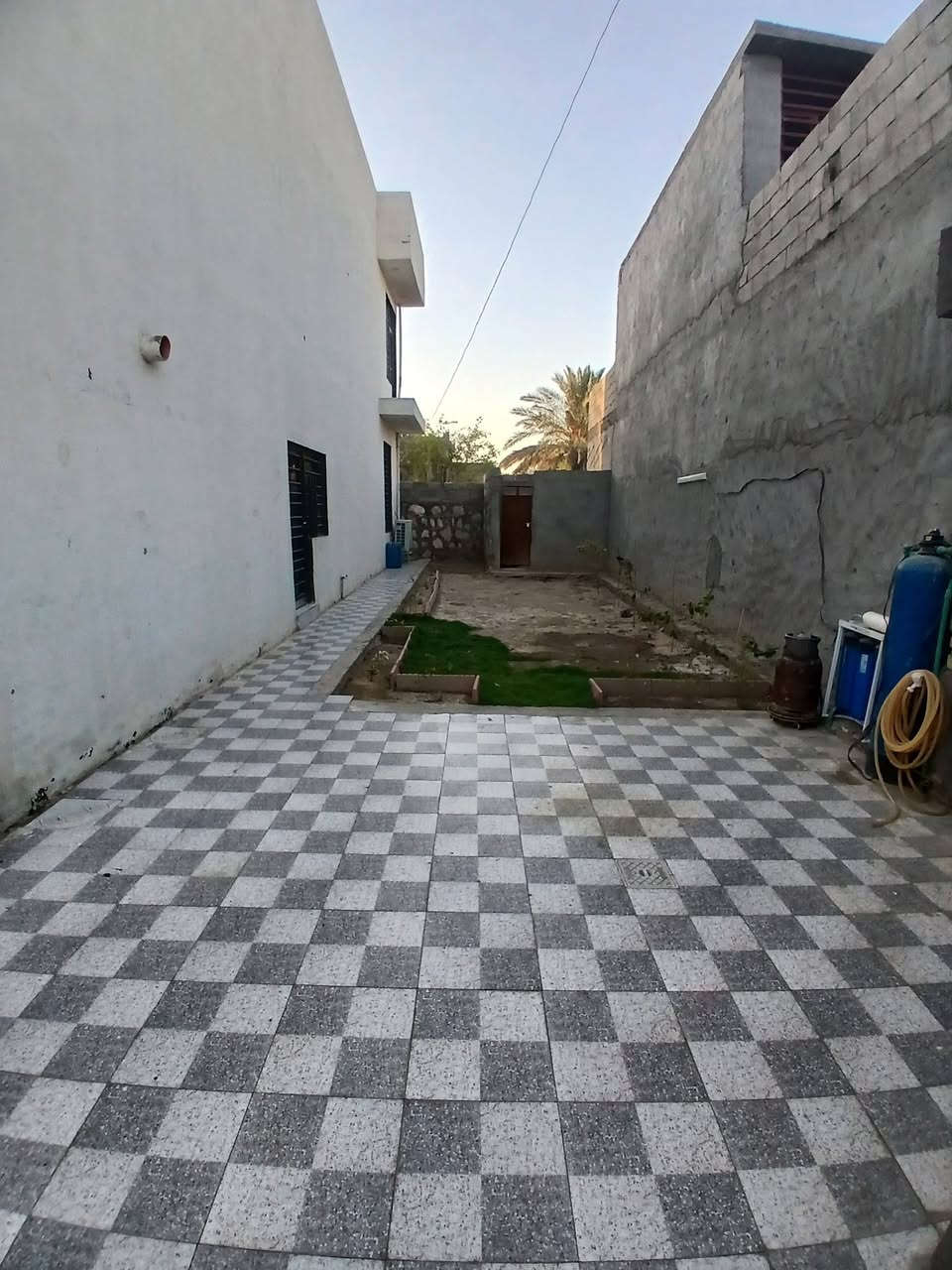 السلام عليكم يوجد بيت للبيع حي ذويب الاول ثاني فرع علي جهه اليسار بيت مساحه ٢٤٠ البناء ١٤٠ والحديقه والكراج ١٠٠ جانبي مع مخزن خارجي يرهم مطبخ او مخزن متكون من ٤ غرف نوم كبار ومطبخ وهول واستقبال وترك داخلي  طابقين حديث بناء الطابق الاول طابوق والثاني ثرمستون الارضيه بورسلين والدرج مرمر  مجهز بالكامل من كهرباء بوري وسبالت دفن نضام صاروخيات للصحيات محجر أالمنيوم  درج درجه اولى يباع مع الاثاث بالكامل الاثاث غرفه نوم كبيرة تركي درجه اولى وغرفه نوم شبابيه وكاونتر وستائر شغل بركات السجاد مع ٢ تخم قنفات وبراكيتات وثريات وسبالت عدد ٤ واحد كنتوري٣ طن و٤ جداريات ٢ طن مع دكتات مبردة بالسطح   والمبردة والصحن ستلايت ومنضومه النت مع ٧ بنكات سقفيه للاستفسار ادخل خاص ابعثلك صور او مقاطع فيديو او للاتصال ع الرقم *********** علي ابو رقيه واهلا وسهلا
