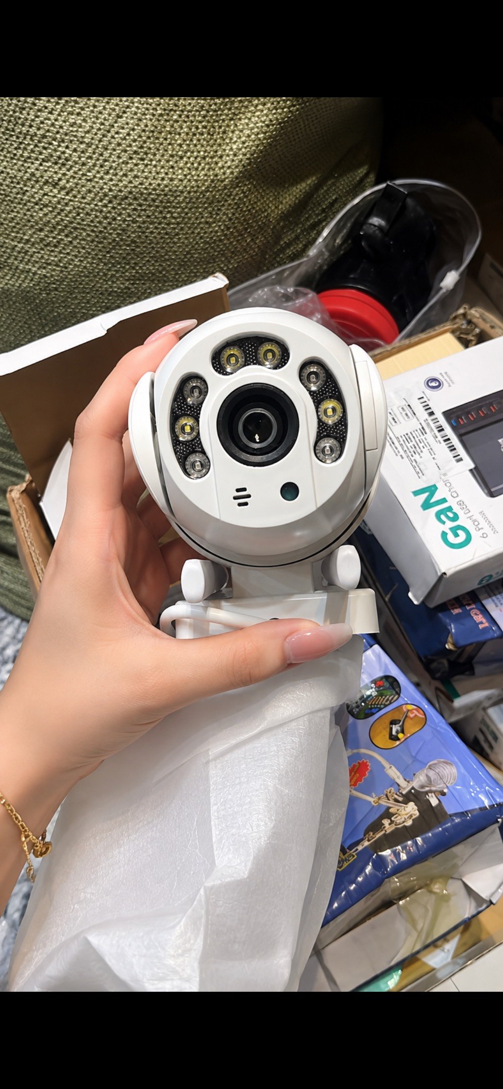 هذه كاميرا مراقبة ذكية لاسلكية على شكل لمبة إضاءة (تُعرف بـ WiFi Panorama Camera).
سهولة التركيب: تُركب مباشرة في قاعدة المصباح الكهربائي العادية (E27) بدون أي أسلاك.دوران بانورامي: تدعم الدوران بزاوية 360 درجة لتغطية المكان بالكامل.الاتصال والتحكم: ترتبط بشبكة الواي فاي وتتيح المراقبة الحية والتحكم عبر تطبيق الهاتف.الصوت والرؤية: مزودة بميكروفون ومكبر صوت للتحدث ثنائي الاتجاه، إضافة إلى إضاءة ليلية.
السعر 20 الف