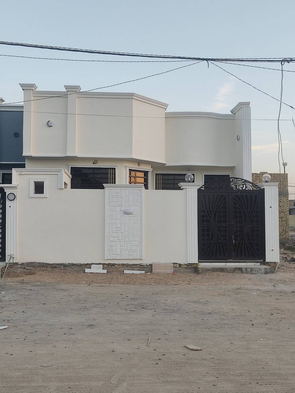 السلام عليكم بيت للبيع 150 متر طابق واحد طابو زراعي    
يحتوي البيت  على غرفتين نوم +صاله +استقبال الضيوف+مطبخ   
وحمام داخلي  خارجي   البيت كامل  وغير مسكون وجاهز 

 الموقع  مقابل قرية الغدير  عمود ٢٨٢ 

 الخدمات  ماء وكهرباء وشارع تبليط عرض ٢٠متر   للاتصال على الرقم الظاهر أدناه  *********** يتوفر واتساب  

ملاحظة: السعر ٥٥
