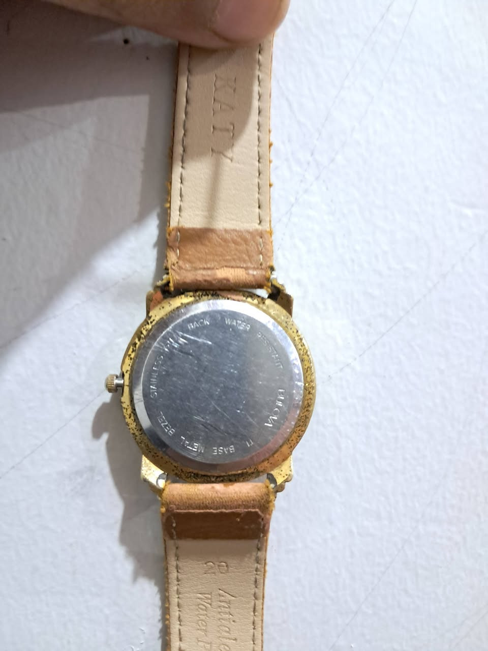 ساعة بولوفا (Bulova) نادرة وتاريخية – إصدار خاص (تذكارية)
​الماركة: بولوفا (Bulova) الأصلية.
​المحرك: كوارتز (بطارية - Japan Movt).
​التفاصيل: تحوي المينا صورة للرئيس الأسبق صدام حسين واسمه باللغة العربية، وهي من القطع التذكارية القديمة الخاصة بهواة الجمع والأنتيكات.
​الجنس والغطاء الخلفي: الغطاء الخلفي ستانلس ستيل (Stainless Steel Back)، الهيكل Base Metal Bezel.
​الحالة: كلاسيكية ومستعملة (توجد آثار احتكاك وتآكل طبيعي على طلاء الهيكل الذهبي والحزام بسب القِدم وزمن القطعة).***********
