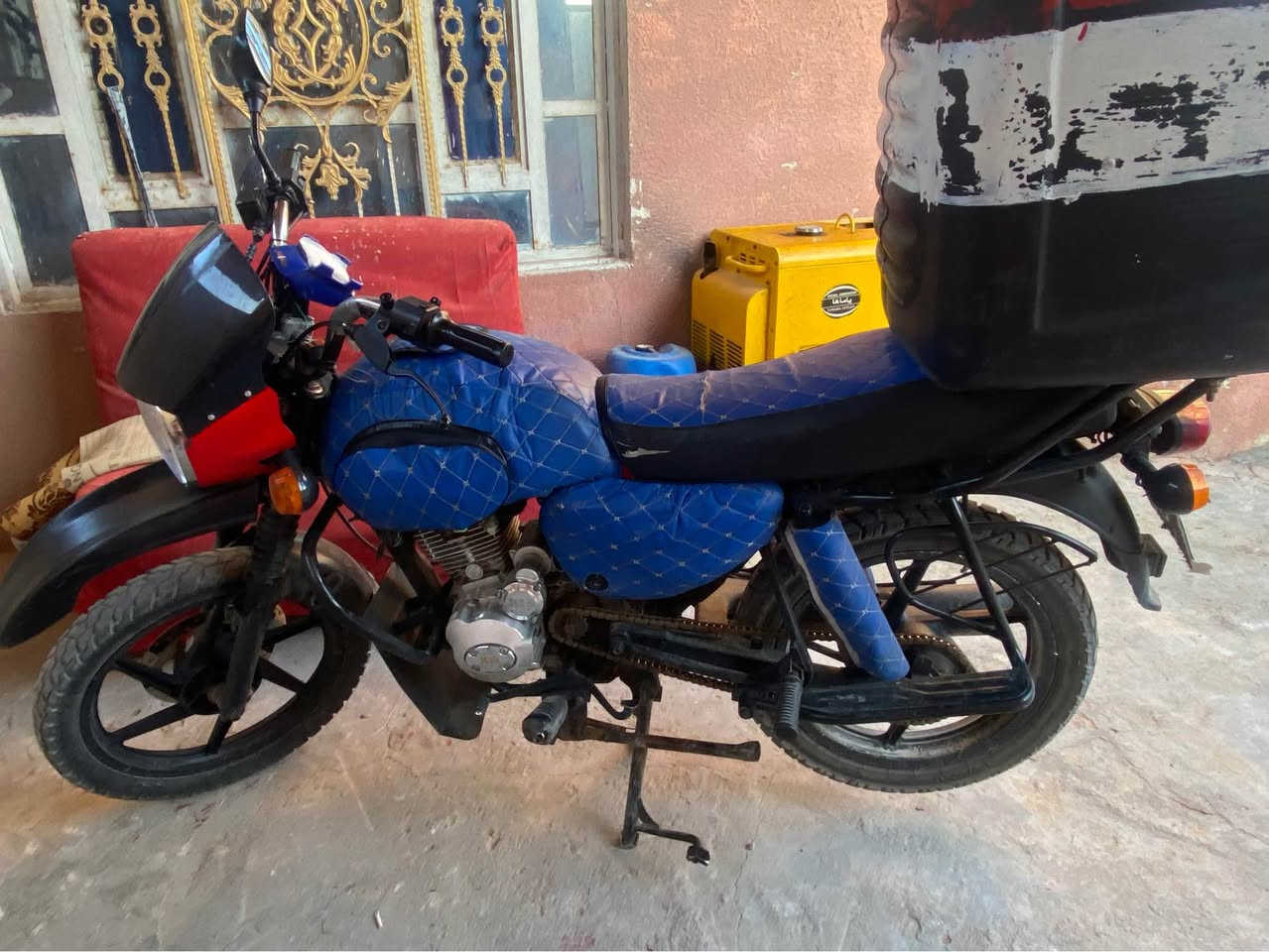 دراجه بوكسر مديل21 سنويه بئسمي محورها مكينه ستوته صايرلي سنتين لاف راسي ونايم ترايك منا البغداد دراجتي تعبان عليها الله شاهد بس محتاج واريد ابعيها وللعلم دراجه صايرلها سبوعين ما غاسلها يعني على طينها صورتها وللعلم دراجه من تمشي بيها حته صوت الكروز مسمعه على كد ما شغل مضبوط والله شاهد لو ما معتاج ما انشرها لأن دراجه انا اشتغل بيها دلفري اطلع منها وما اذب عليها رقم الهاتف***********
متواجد مازنجر البصرة, العراق
